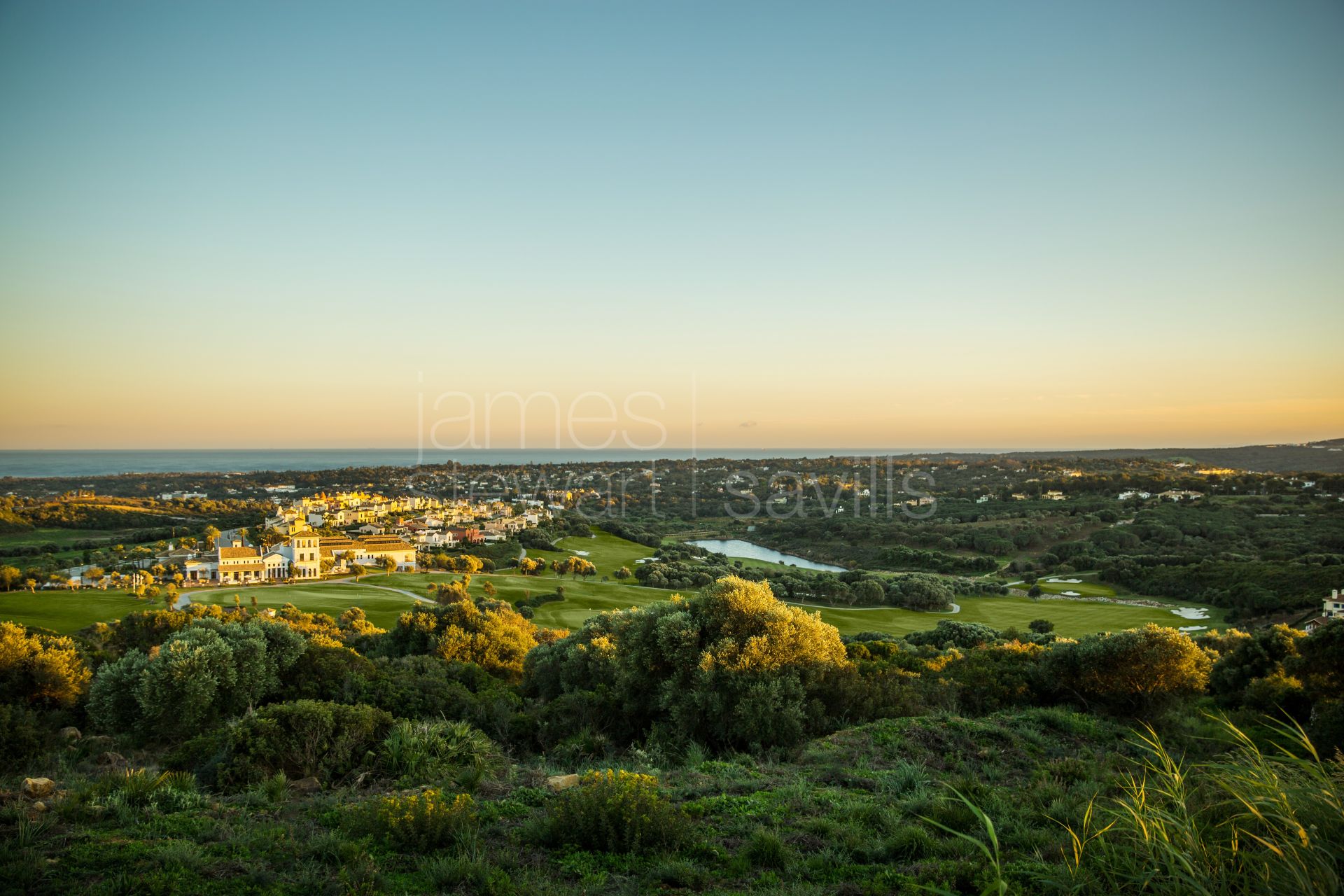 Parcela edificable en una de las zonas más elevada de Sotogrande con vistas panorámicas al mar