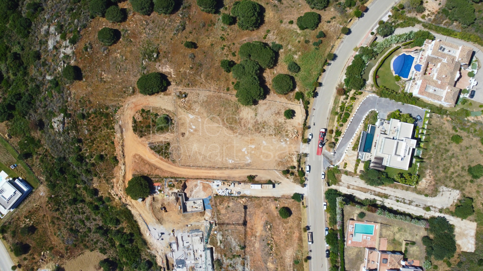 Parcela edificable en una de las zonas más elevada de Sotogrande con vistas panorámicas al mar