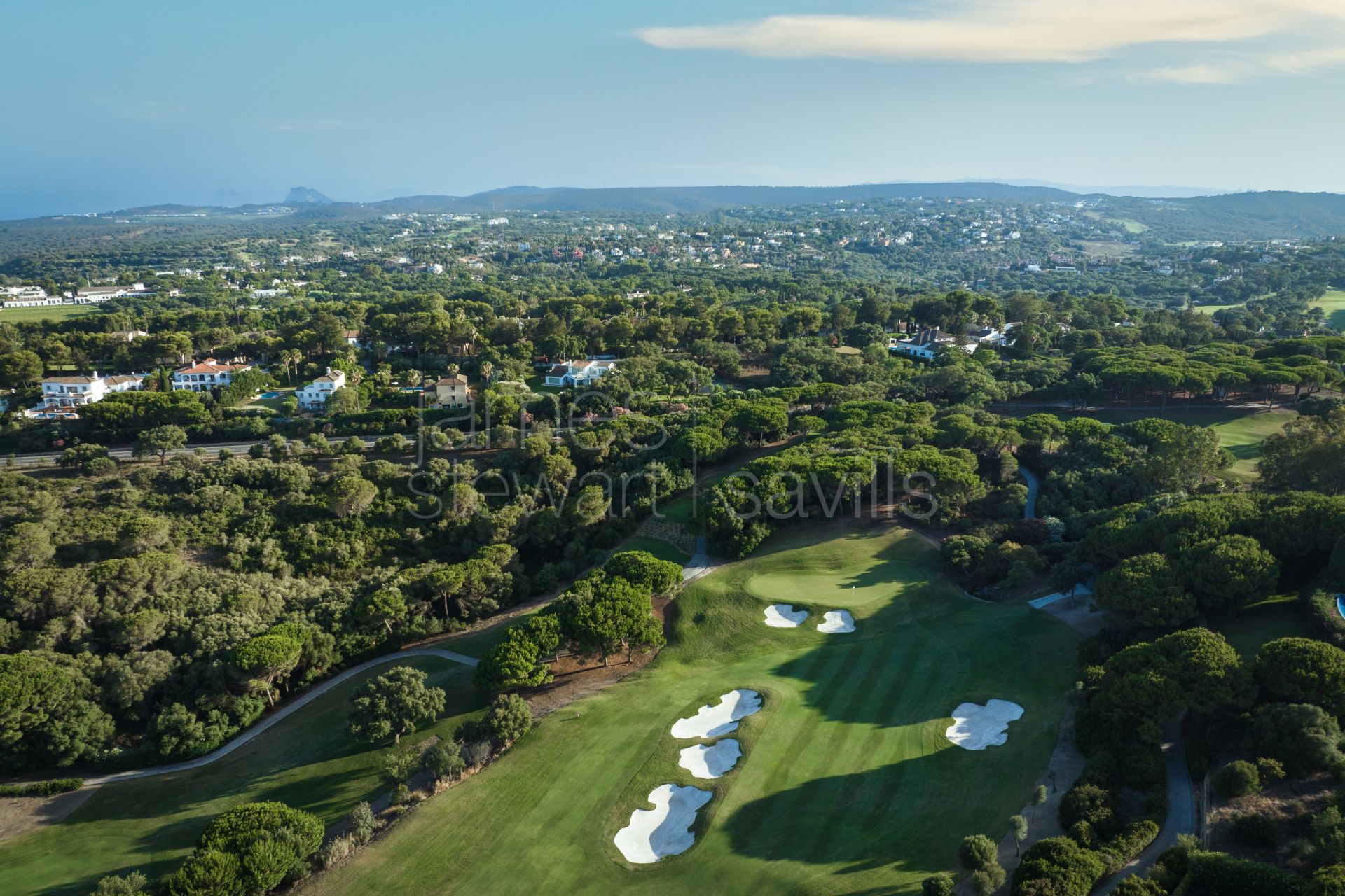 Parcela edificable en una de las zonas más elevada de Sotogrande con vistas panorámicas al mar