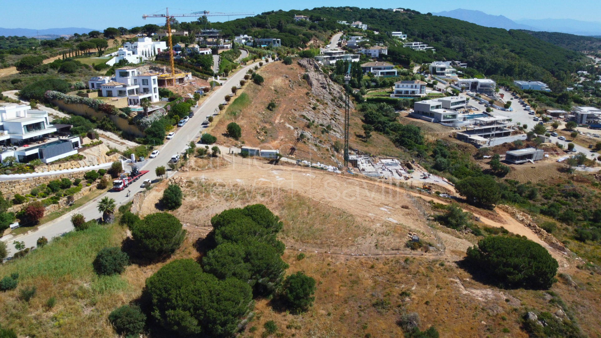 Parcela edificable en una de las zonas más elevada de Sotogrande con vistas panorámicas al mar
