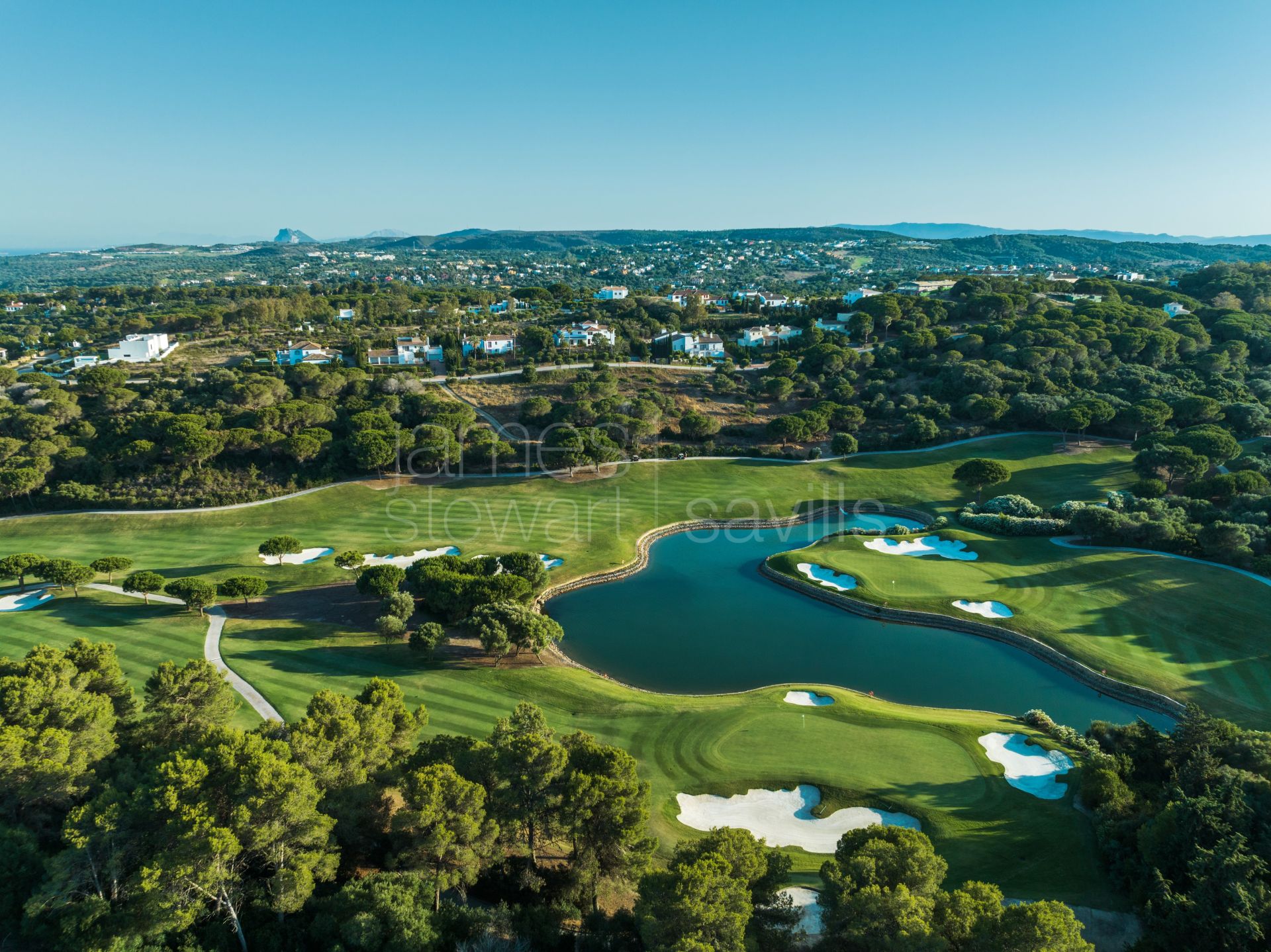 Parcela edificable en una de las zonas más elevada de Sotogrande con vistas panorámicas al mar