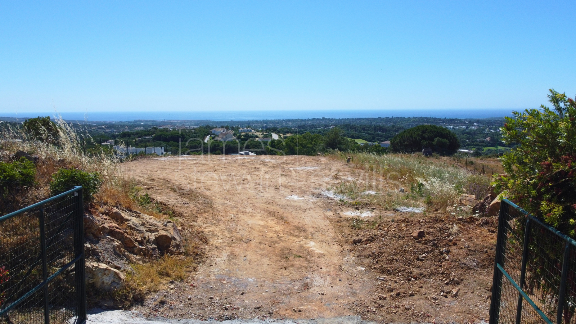 Parcela edificable en una de las zonas más elevada de Sotogrande con vistas panorámicas al mar