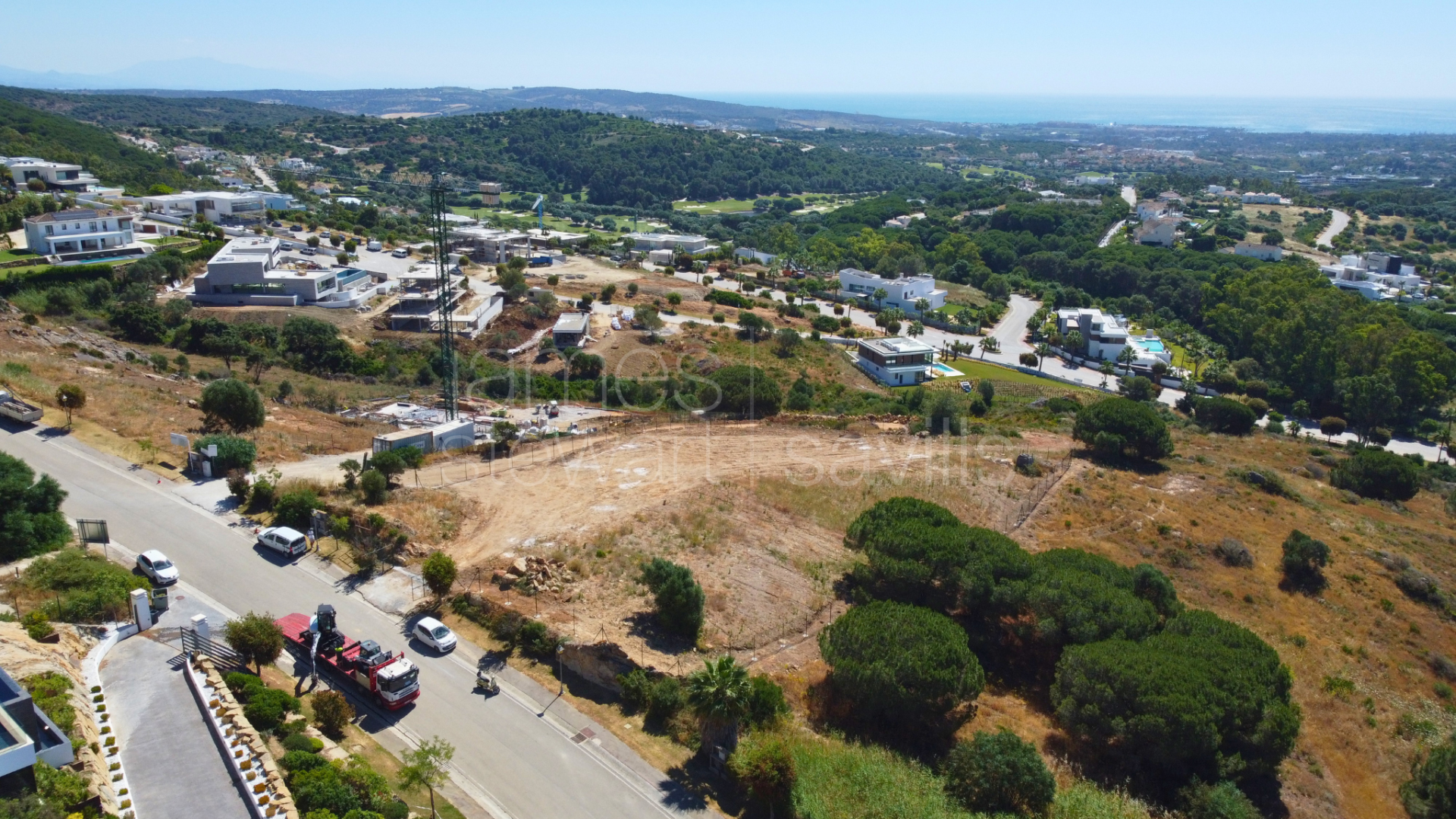 Parcela edificable en una de las zonas más elevada de Sotogrande con vistas panorámicas al mar
