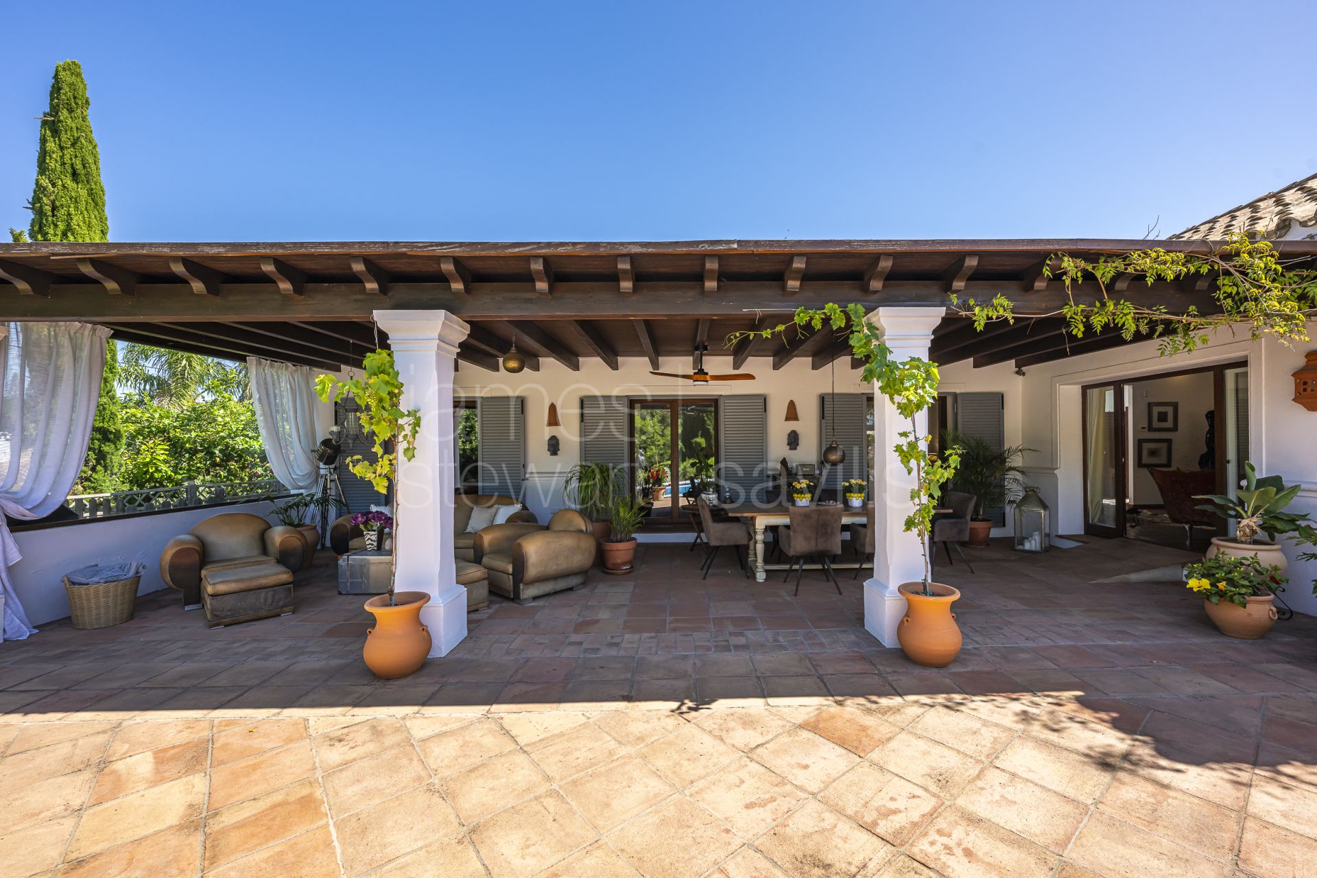 Traditional Single-Level Villa with Guest Annexe in Sotogrande Central