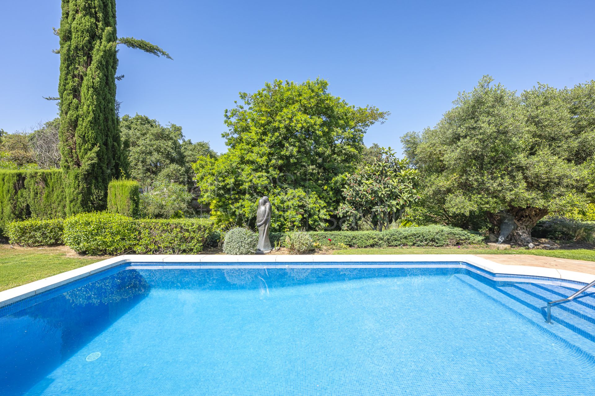 Traditional Single-Level Villa with Guest Annexe in Sotogrande Central