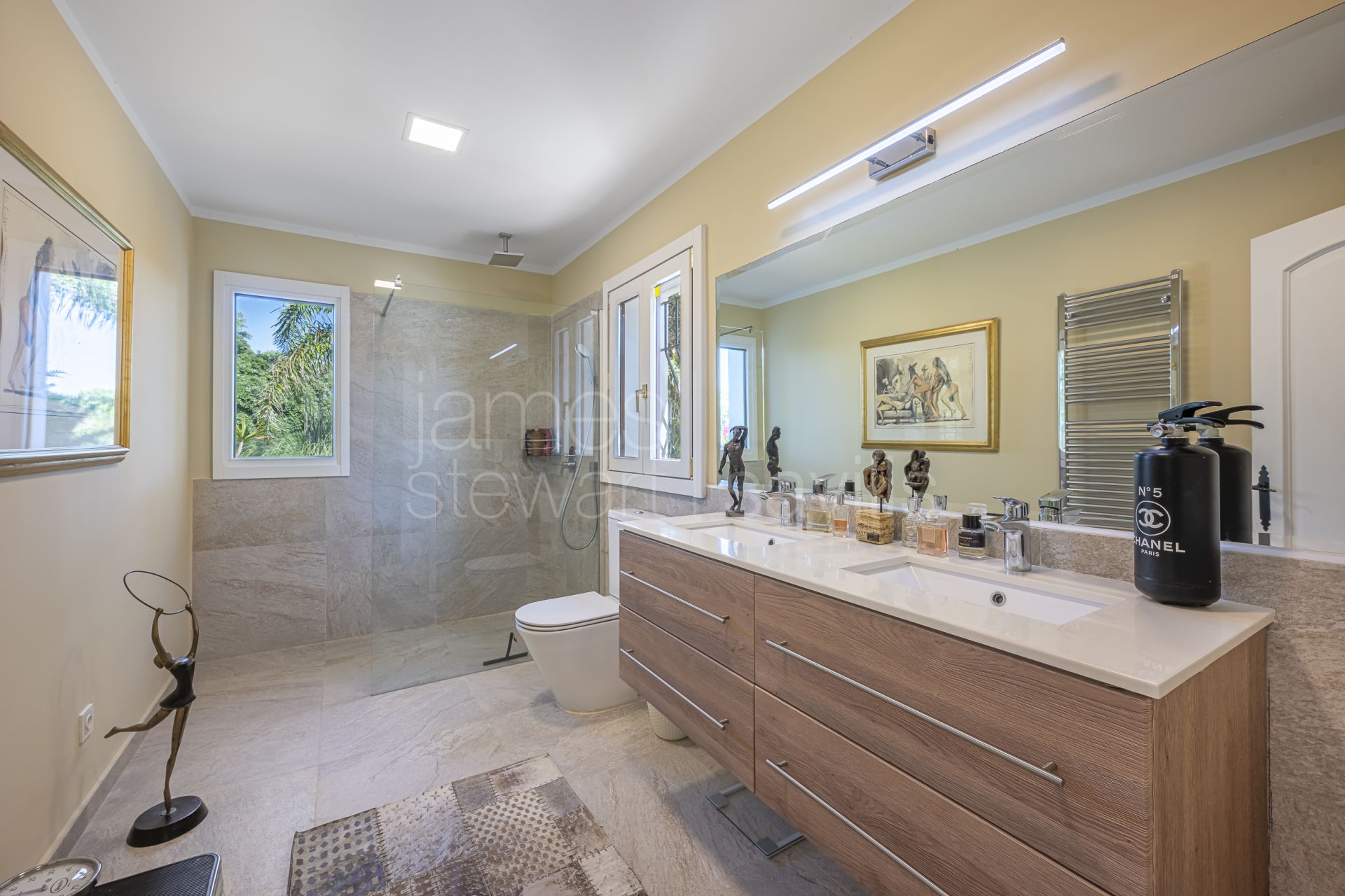 Traditional Single-Level Villa with Guest Annexe in Sotogrande Central