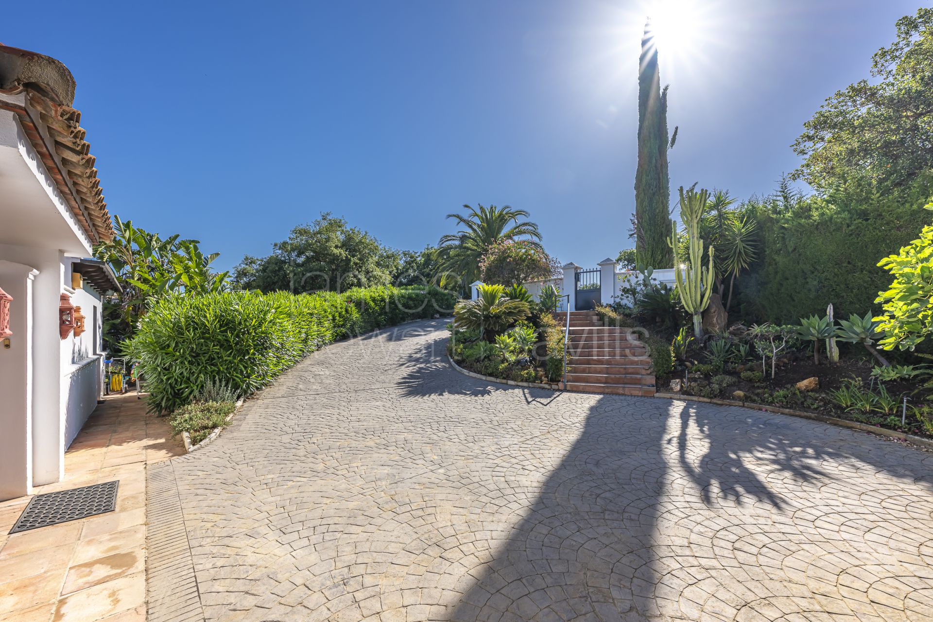 Traditional Single-Level Villa with Guest Annexe in Sotogrande Central