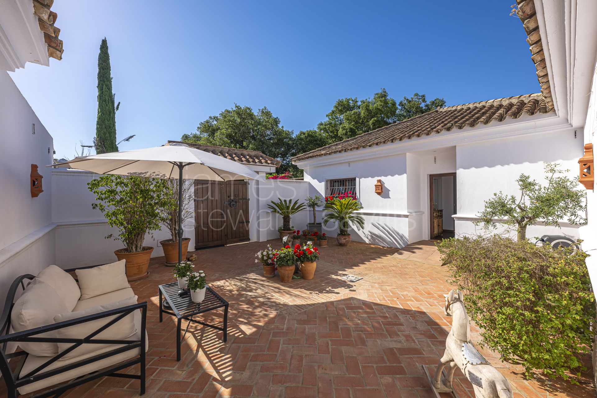 Traditional Single-Level Villa with Guest Annexe in Sotogrande Central