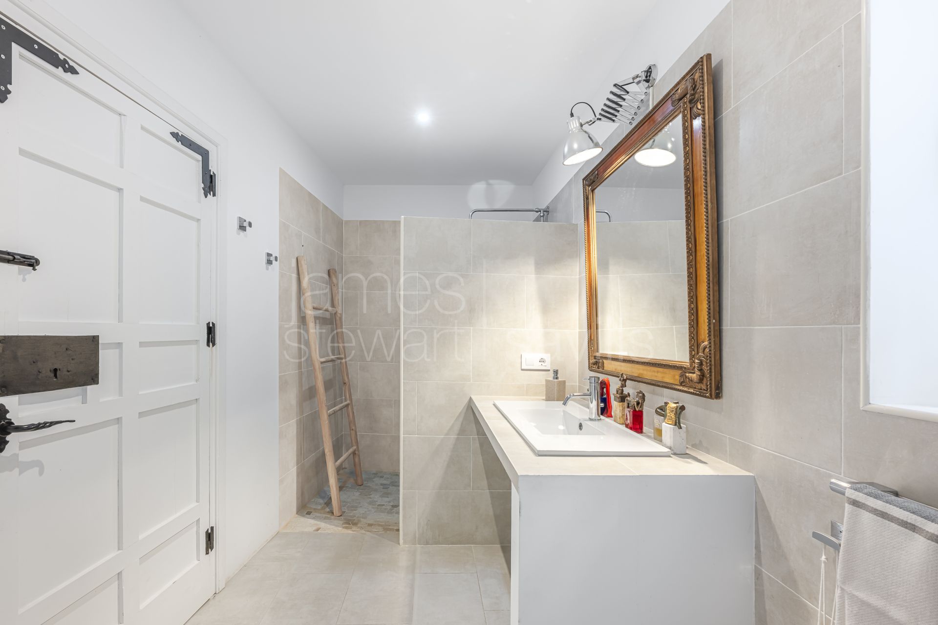 Traditional Single-Level Villa with Guest Annexe in Sotogrande Central