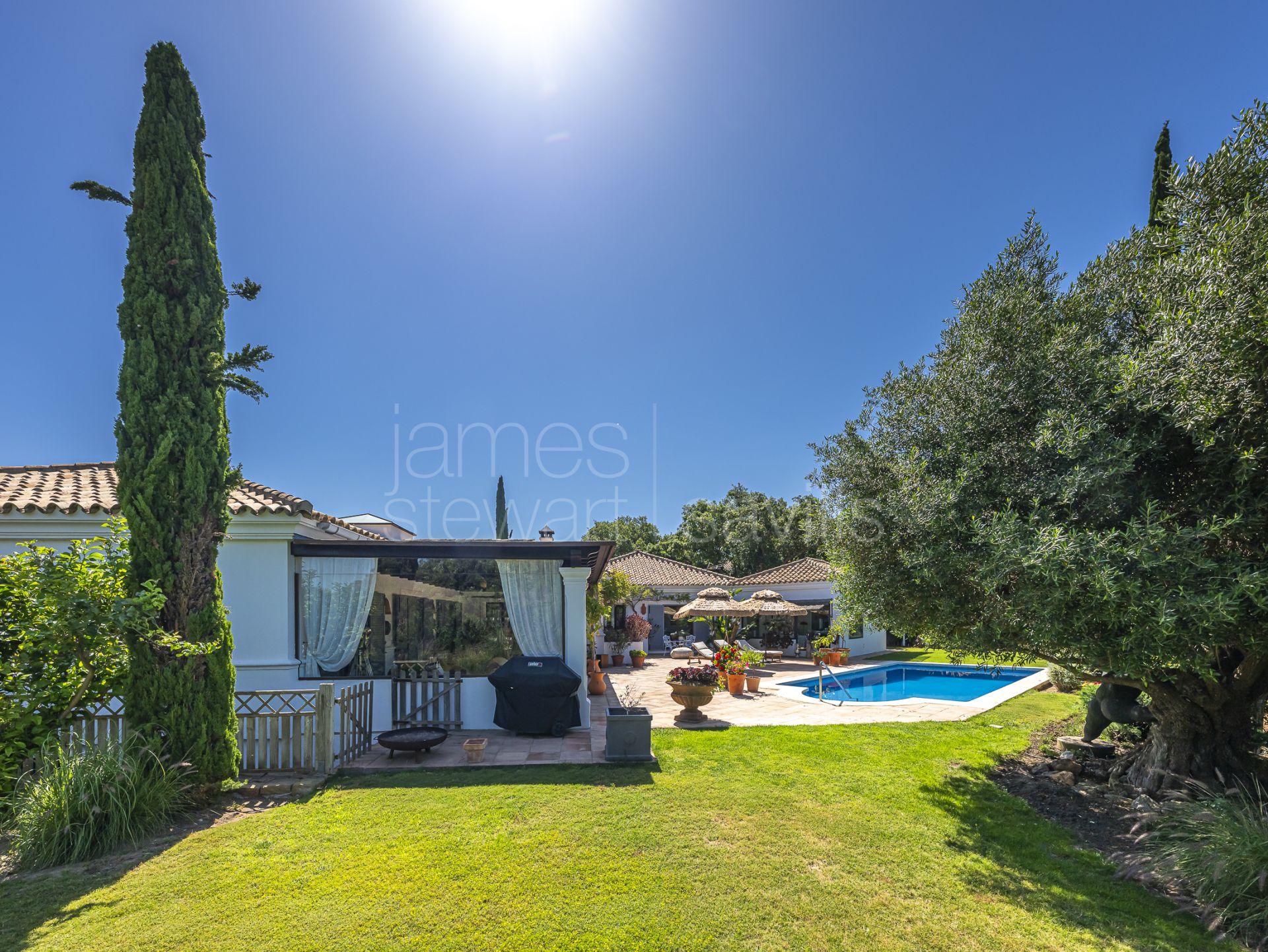 Traditional Single-Level Villa with Guest Annexe in Sotogrande Central