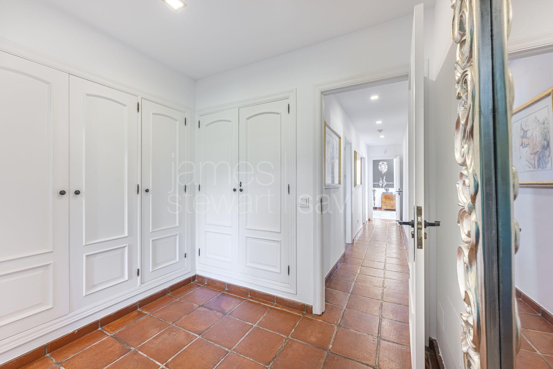 Traditional Single-Level Villa with Guest Annexe in Sotogrande Central