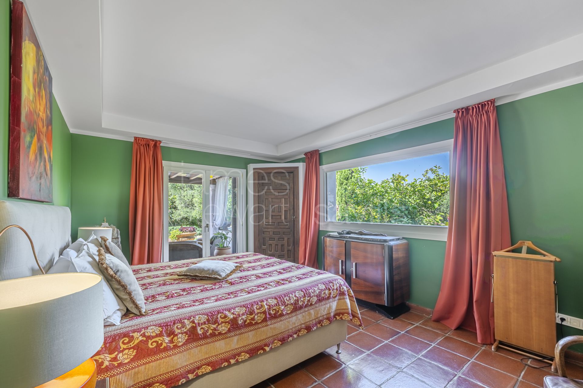 Traditional Single-Level Villa with Guest Annexe in Sotogrande Central