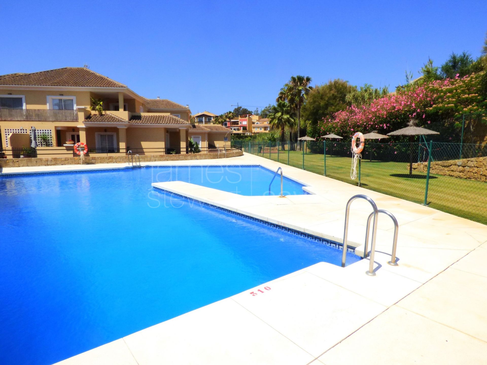 Apartamento de 3 dormitorios en La Mesana, un paso de todos los comercios de la zona