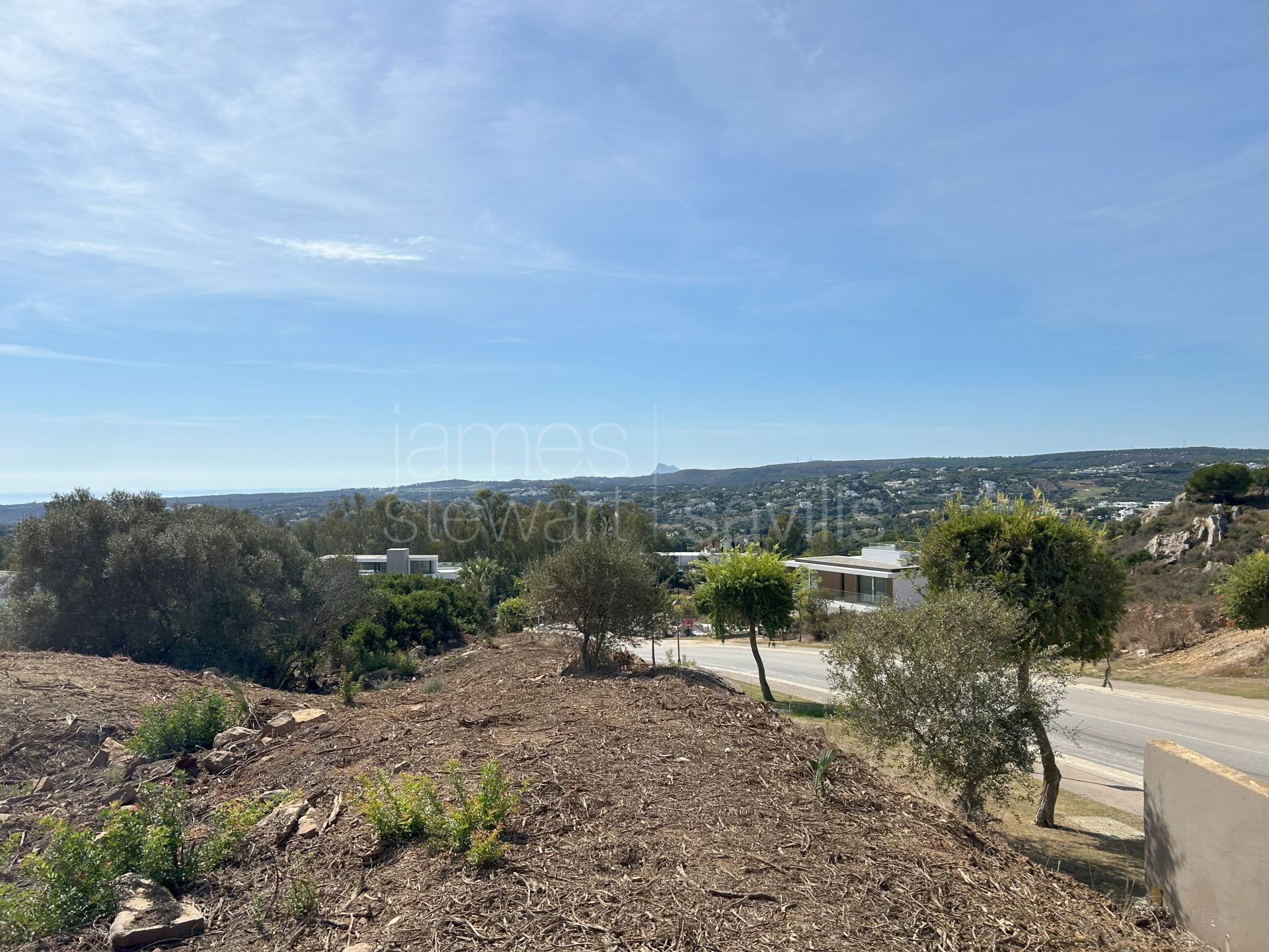 Parcela orientada al sur en venta en La Reserva de Sotogrande con vistas al mar y al golf