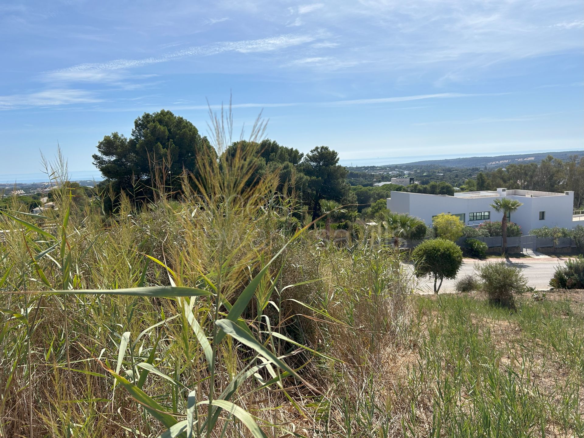 Parcela orientada al sur en venta en La Reserva de Sotogrande con vistas al mar y al golf