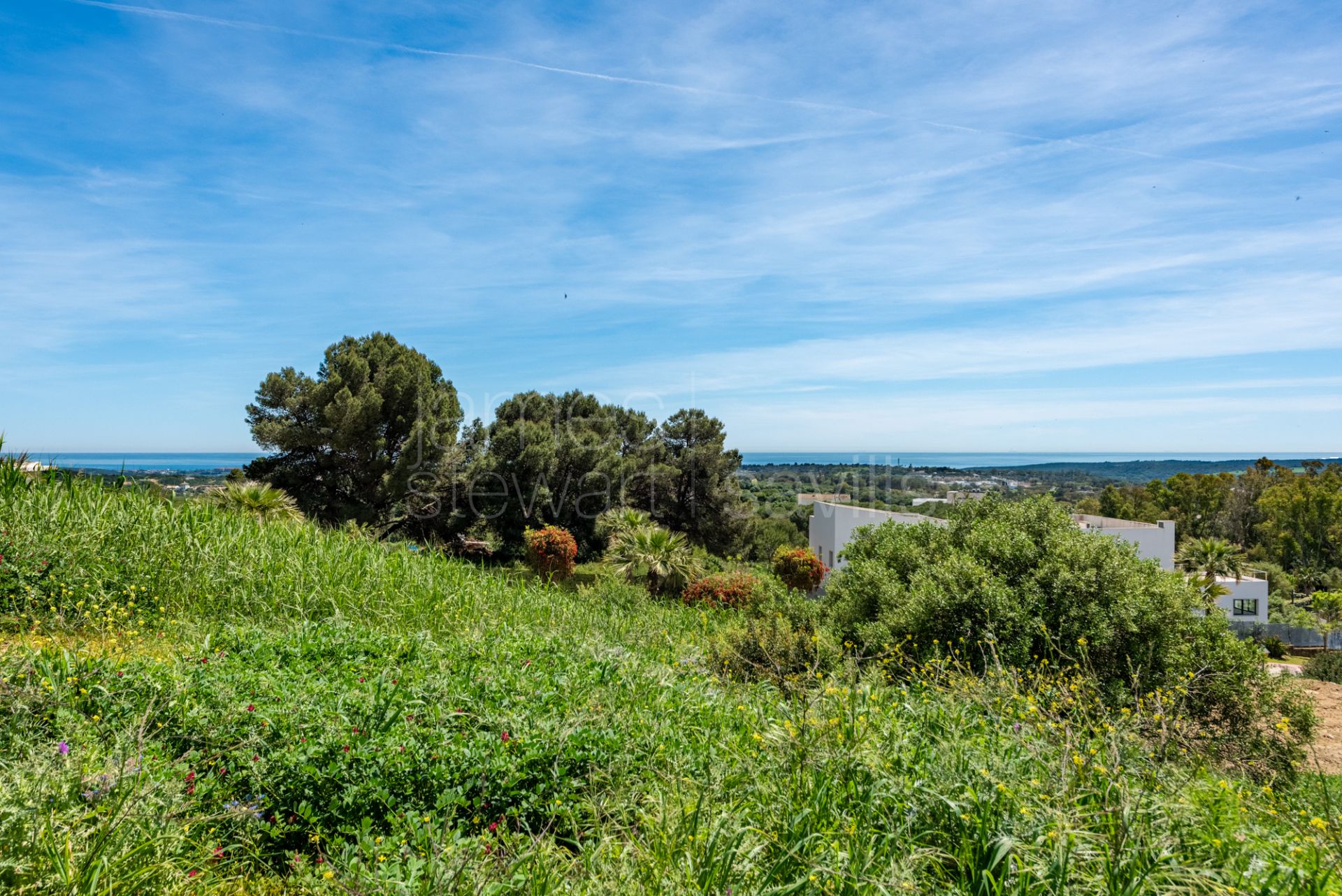 Parcela orientada al sur en venta en La Reserva de Sotogrande con vistas al mar y al golf