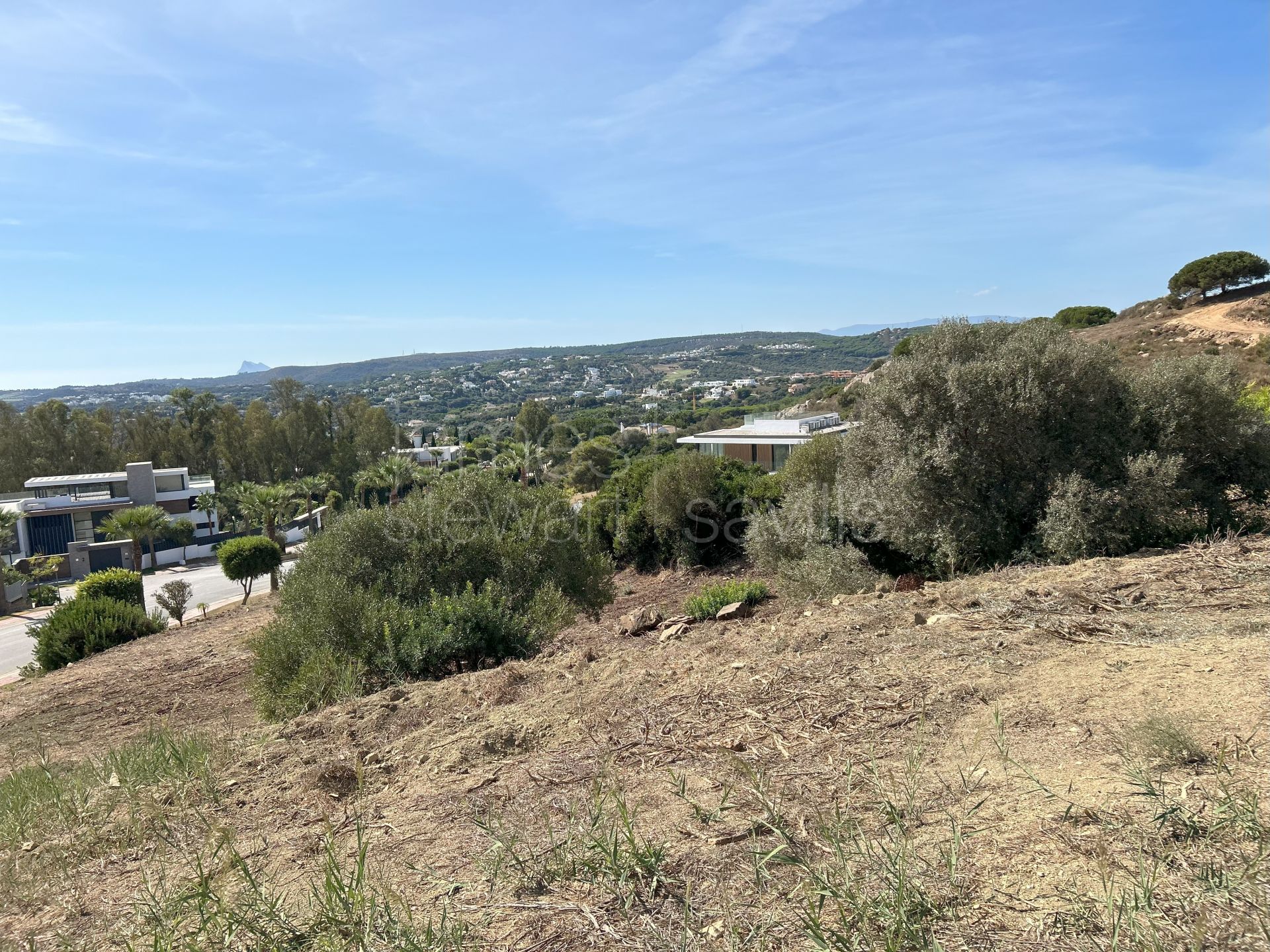 Parcela orientada al sur en venta en La Reserva de Sotogrande con vistas al mar y al golf