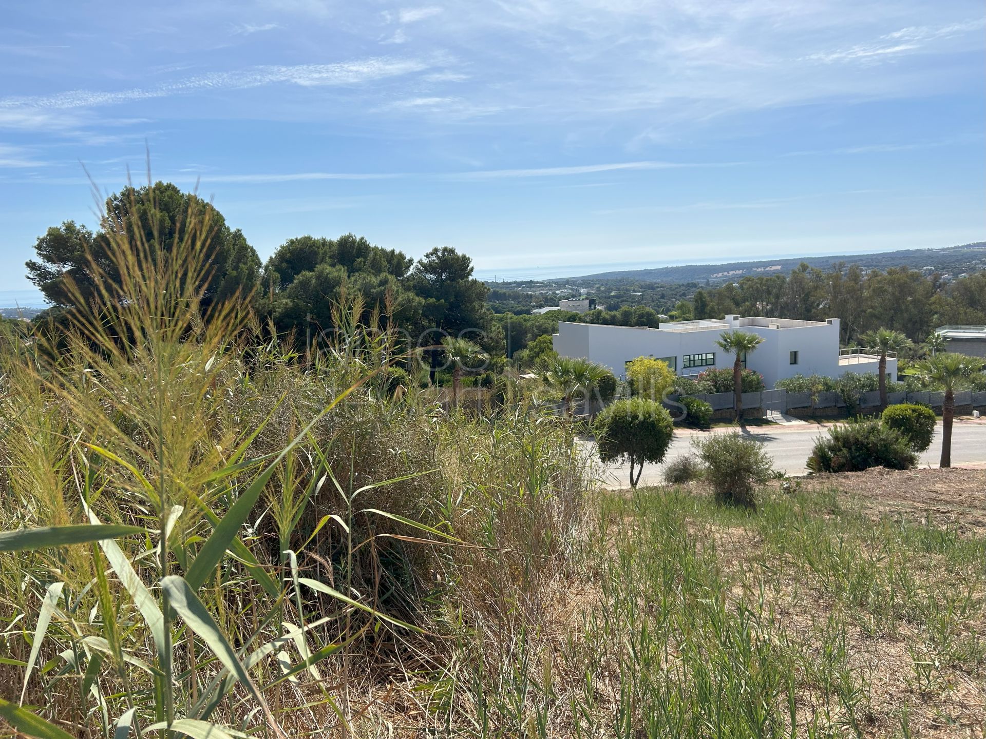 Parcela orientada al sur en venta en La Reserva de Sotogrande con vistas al mar y al golf
