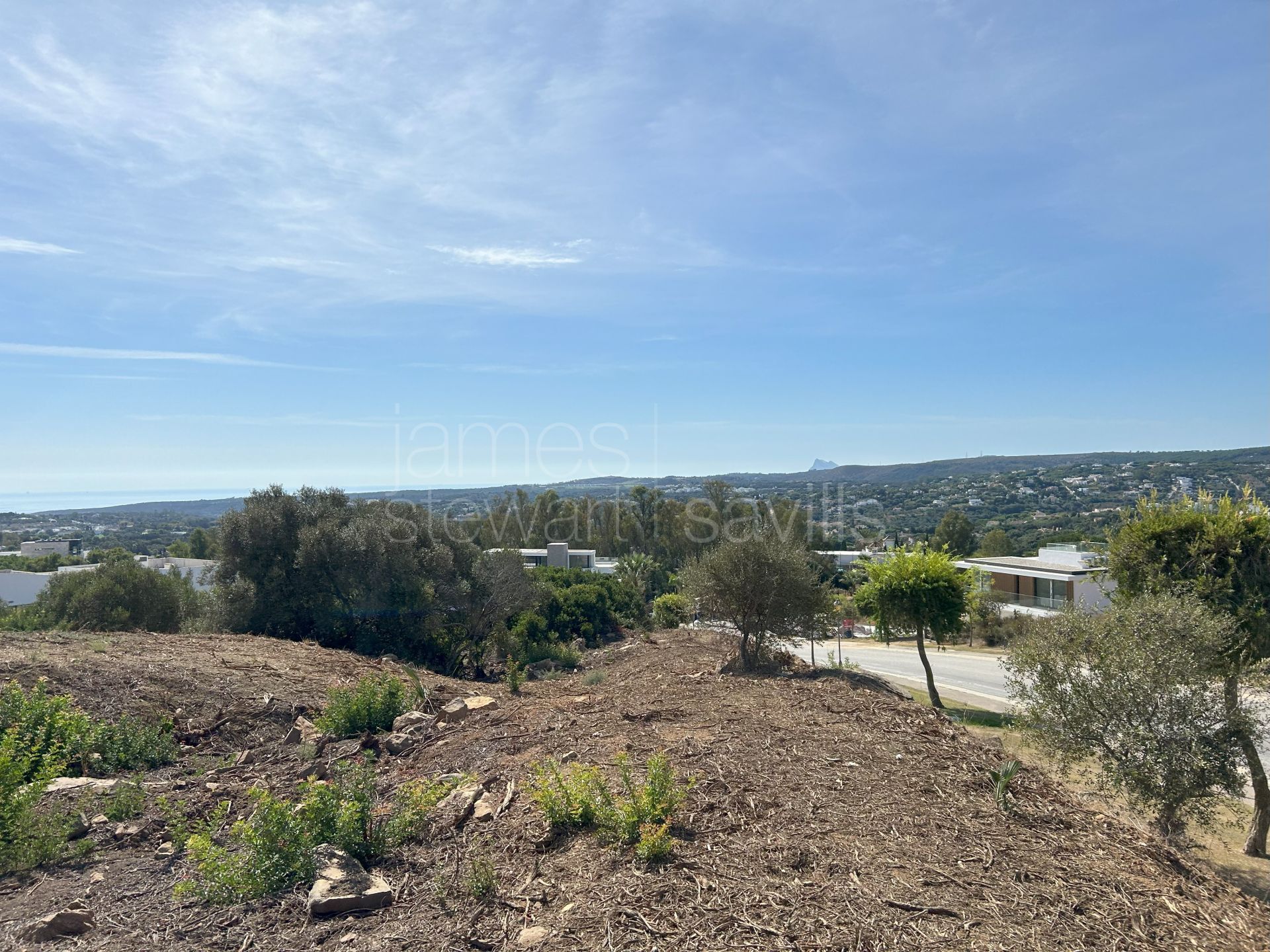 Parcela orientada al sur en venta en La Reserva de Sotogrande con vistas al mar y al golf