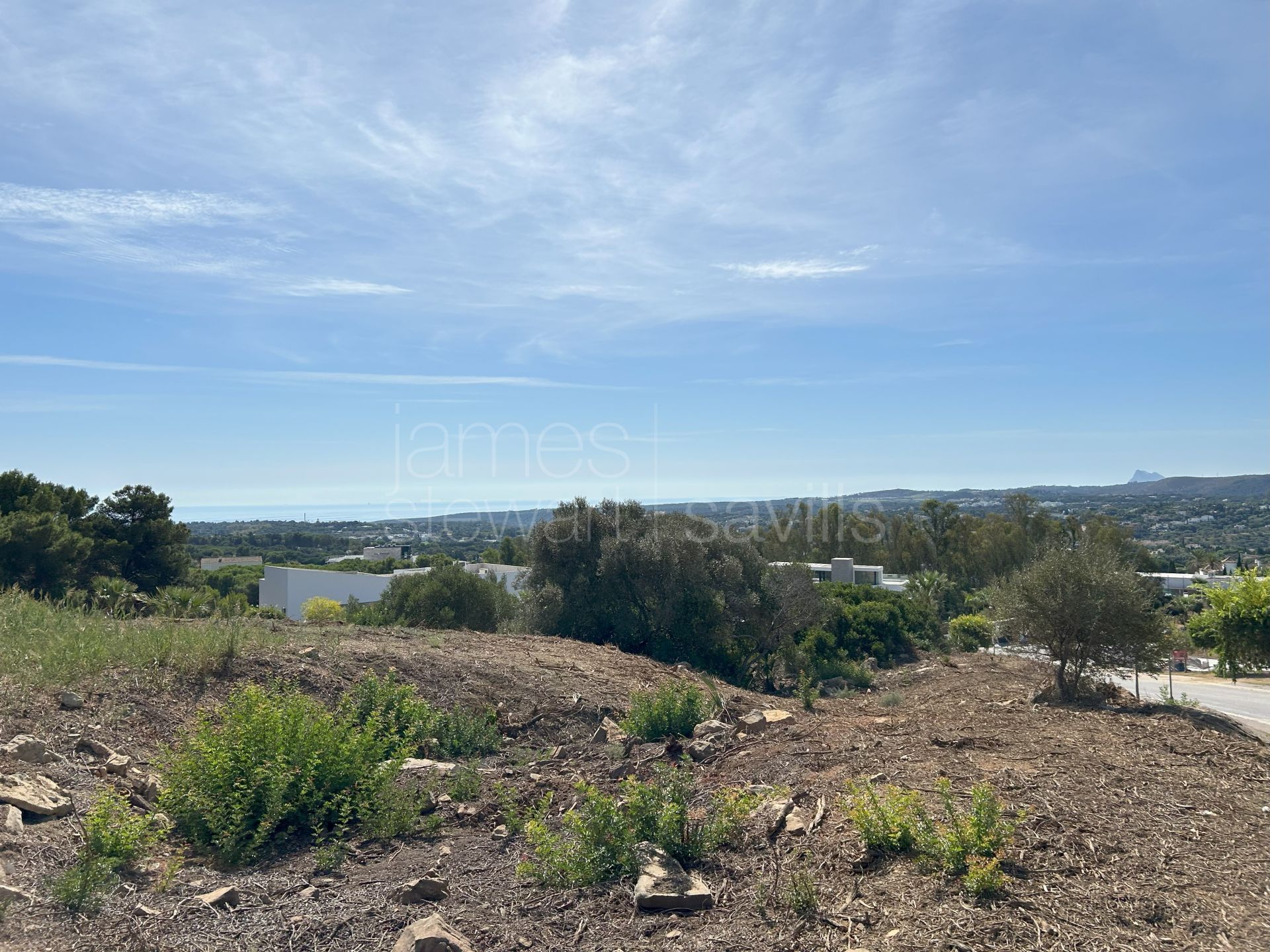 Parcela orientada al sur en venta en La Reserva de Sotogrande con vistas al mar y al golf