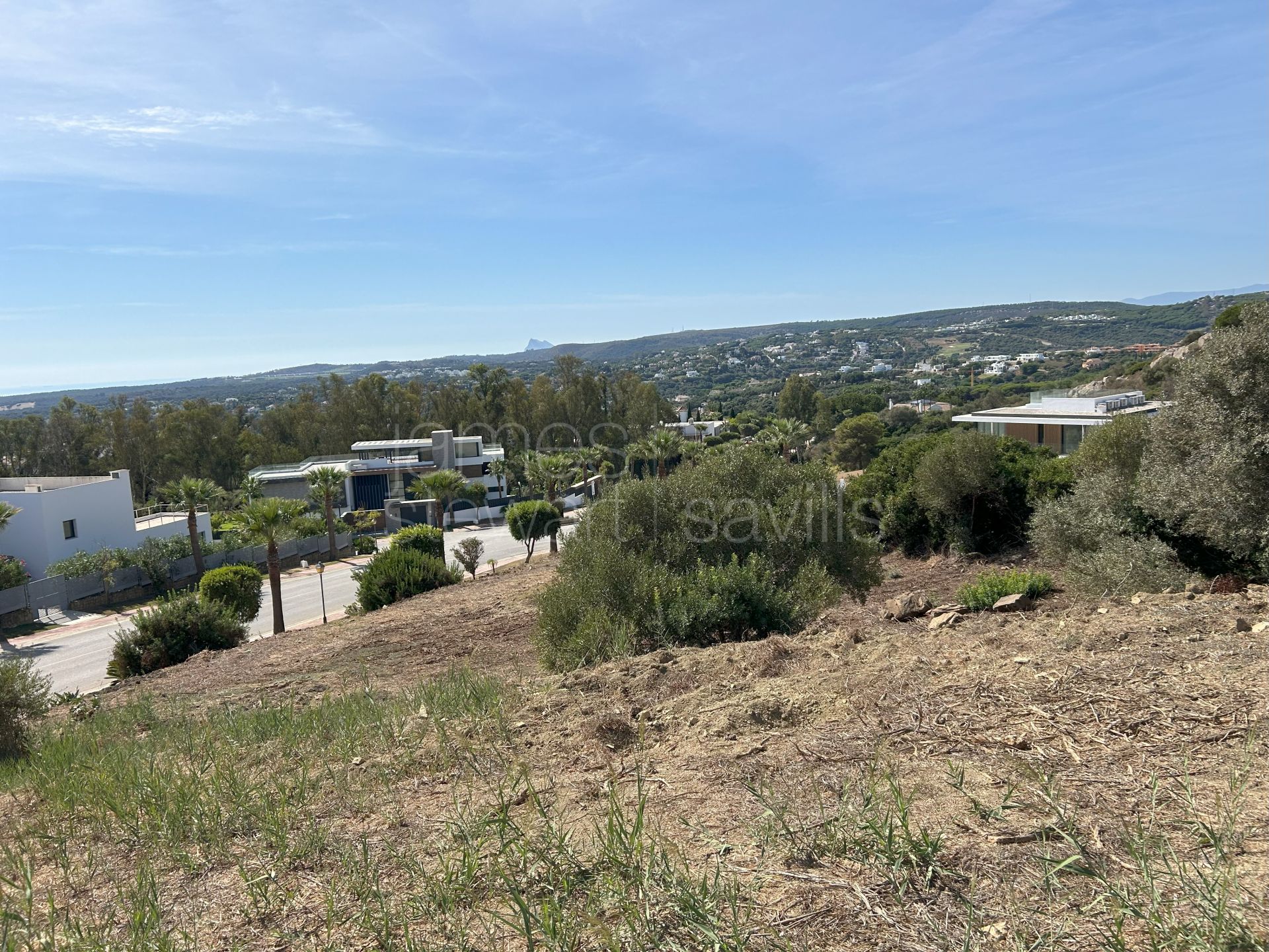 Parcela orientada al sur en venta en La Reserva de Sotogrande con vistas al mar y al golf