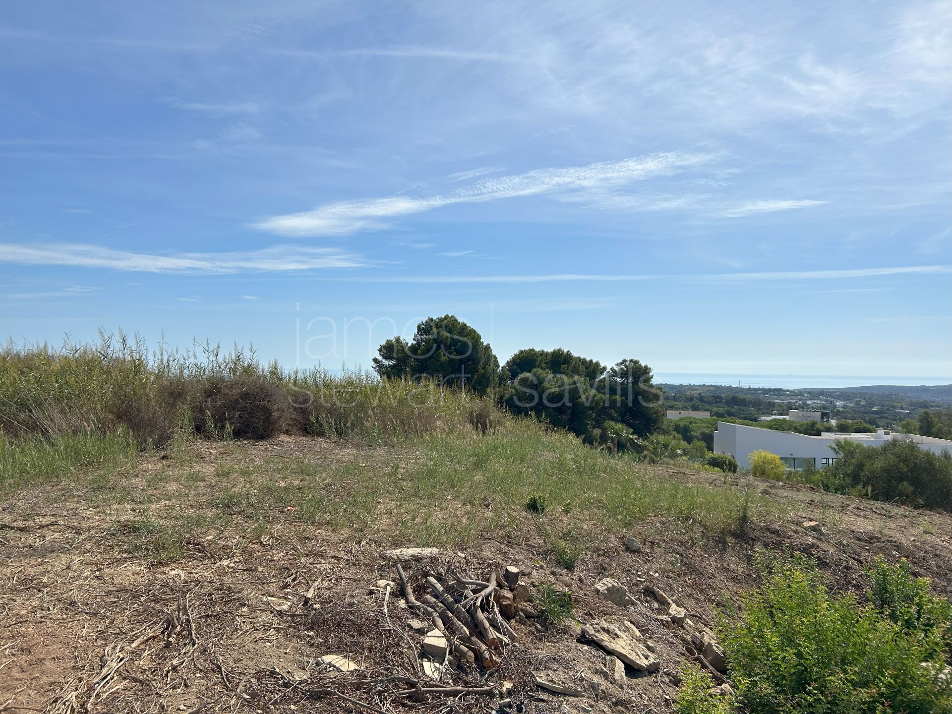 Parcela orientada al sur en venta en La Reserva de Sotogrande con vistas al mar y al golf