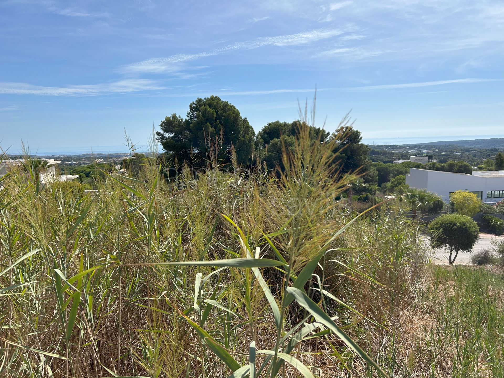 Parcela orientada al sur en venta en La Reserva de Sotogrande con vistas al mar y al golf