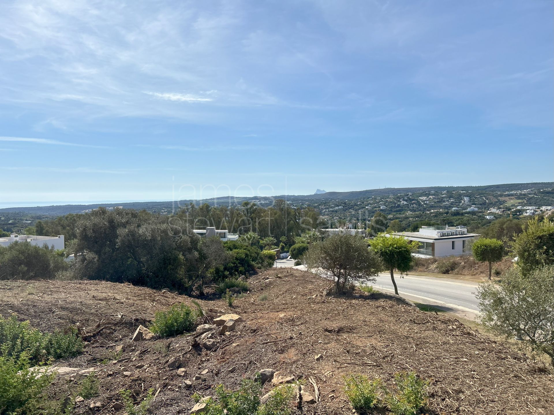 Parcela orientada al sur en venta en La Reserva de Sotogrande con vistas al mar y al golf