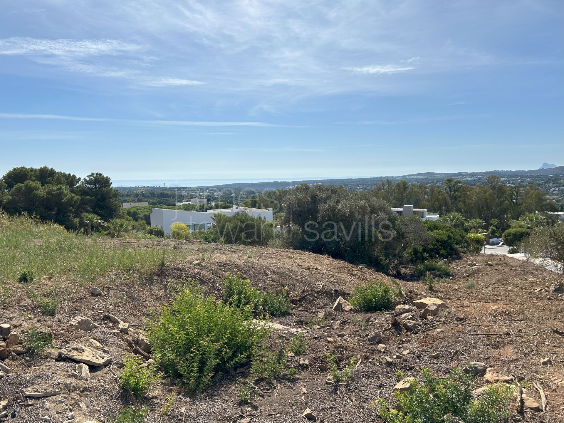 Parcela orientada al sur en venta en La Reserva de Sotogrande con vistas al mar y al golf