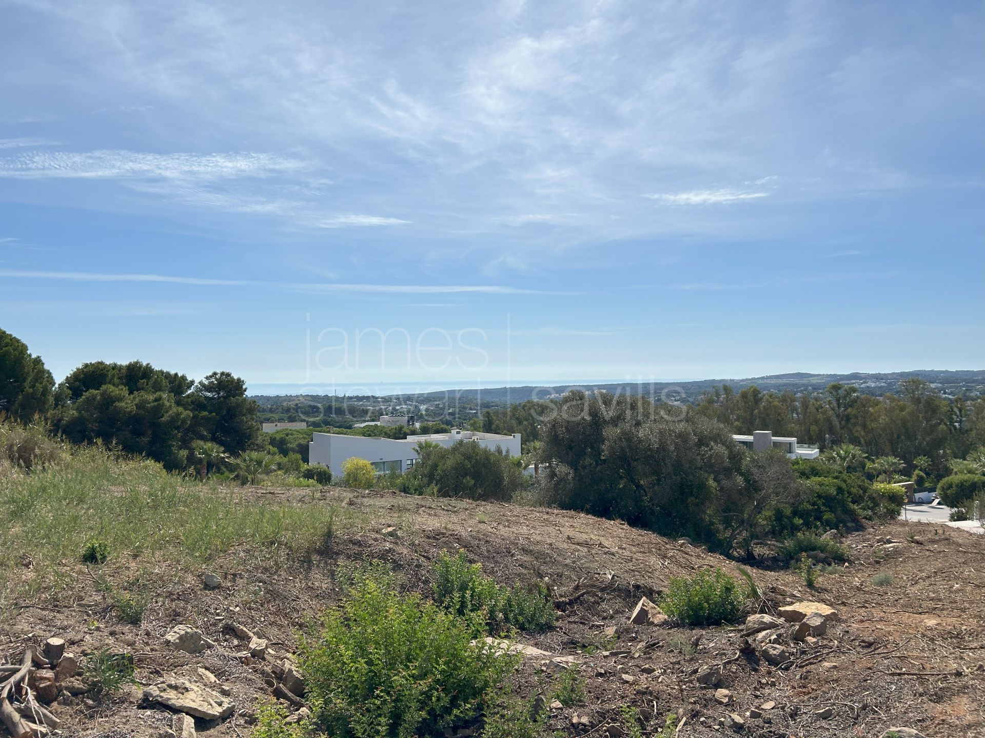 Parcela orientada al sur en venta en La Reserva de Sotogrande con vistas al mar y al golf