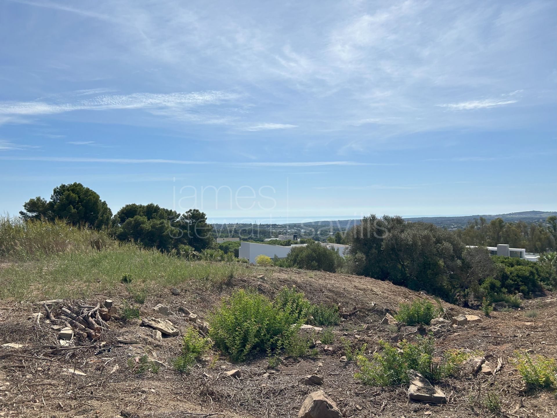 Parcela orientada al sur en venta en La Reserva de Sotogrande con vistas al mar y al golf