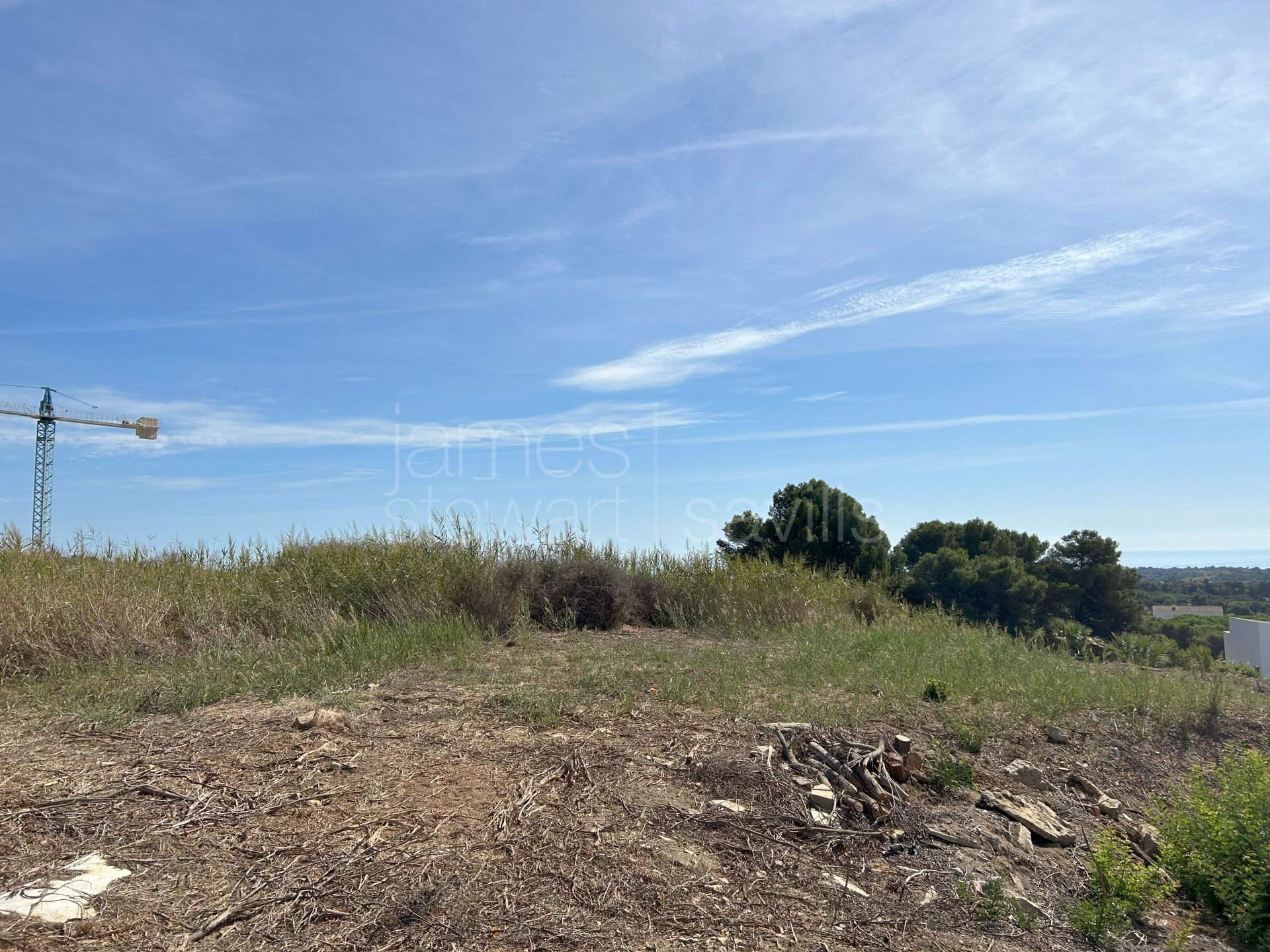 Parcela orientada al sur en venta en La Reserva de Sotogrande con vistas al mar y al golf