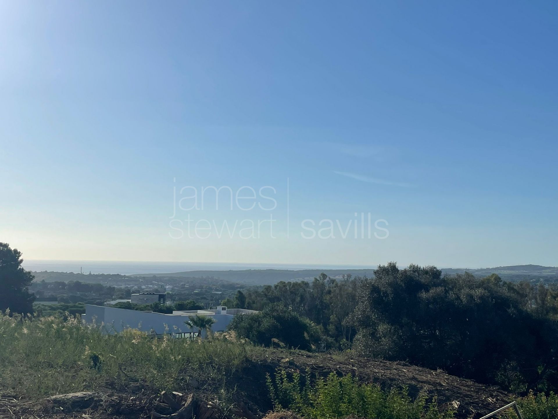 Parcela orientada al sur en venta en La Reserva de Sotogrande con vistas al mar y al golf