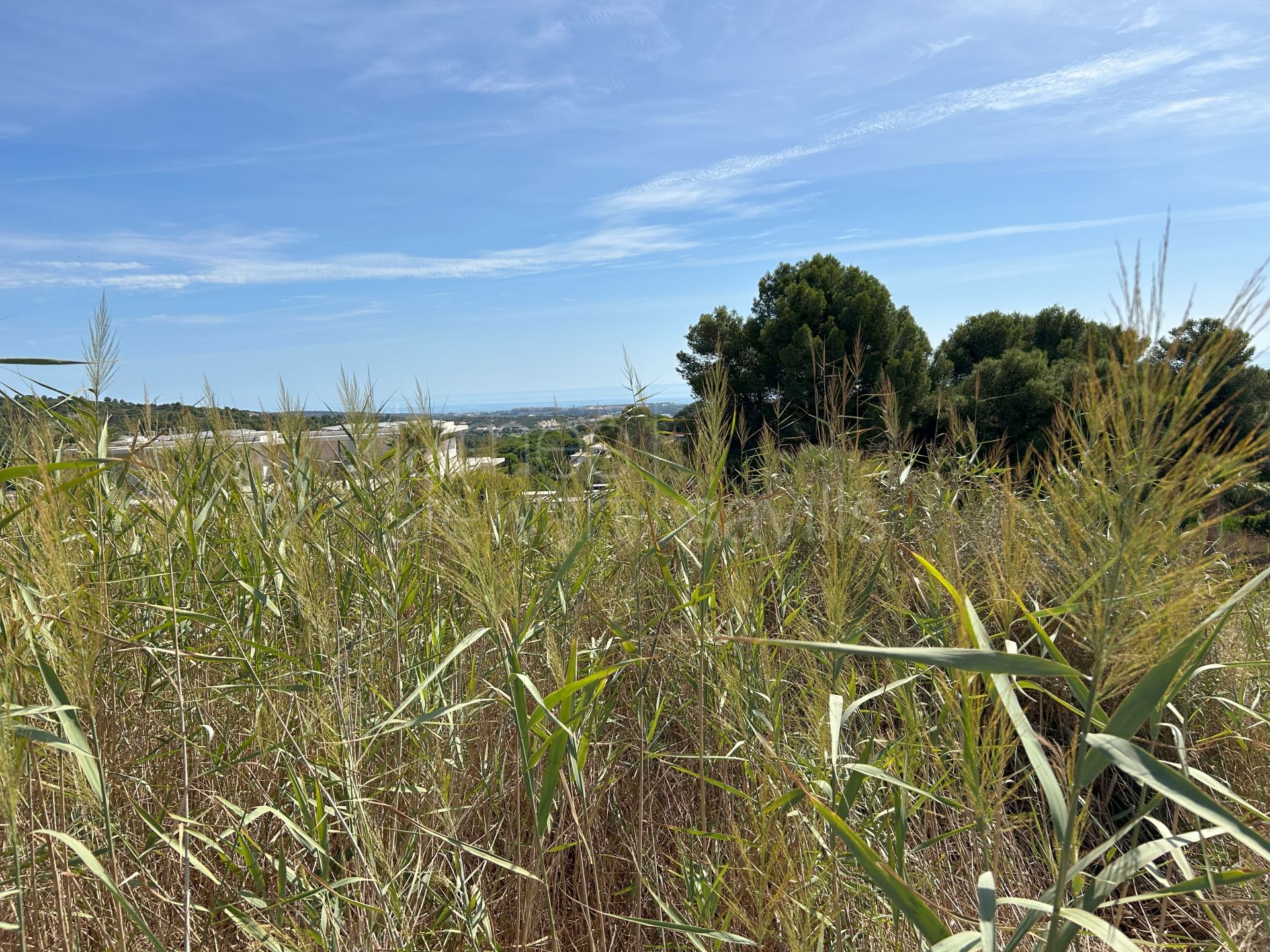 Parcela orientada al sur en venta en La Reserva de Sotogrande con vistas al mar y al golf