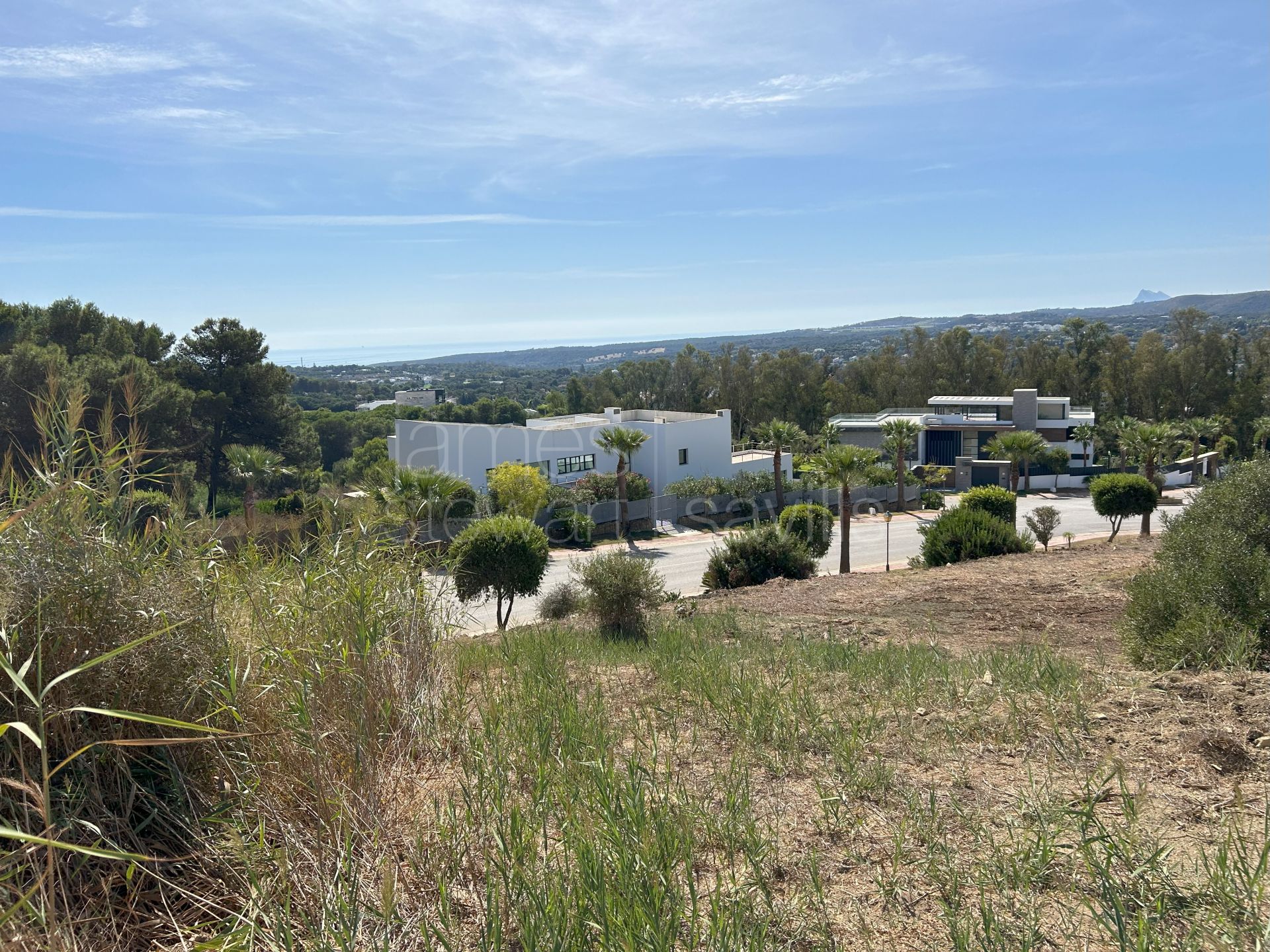 Parcela orientada al sur en venta en La Reserva de Sotogrande con vistas al mar y al golf