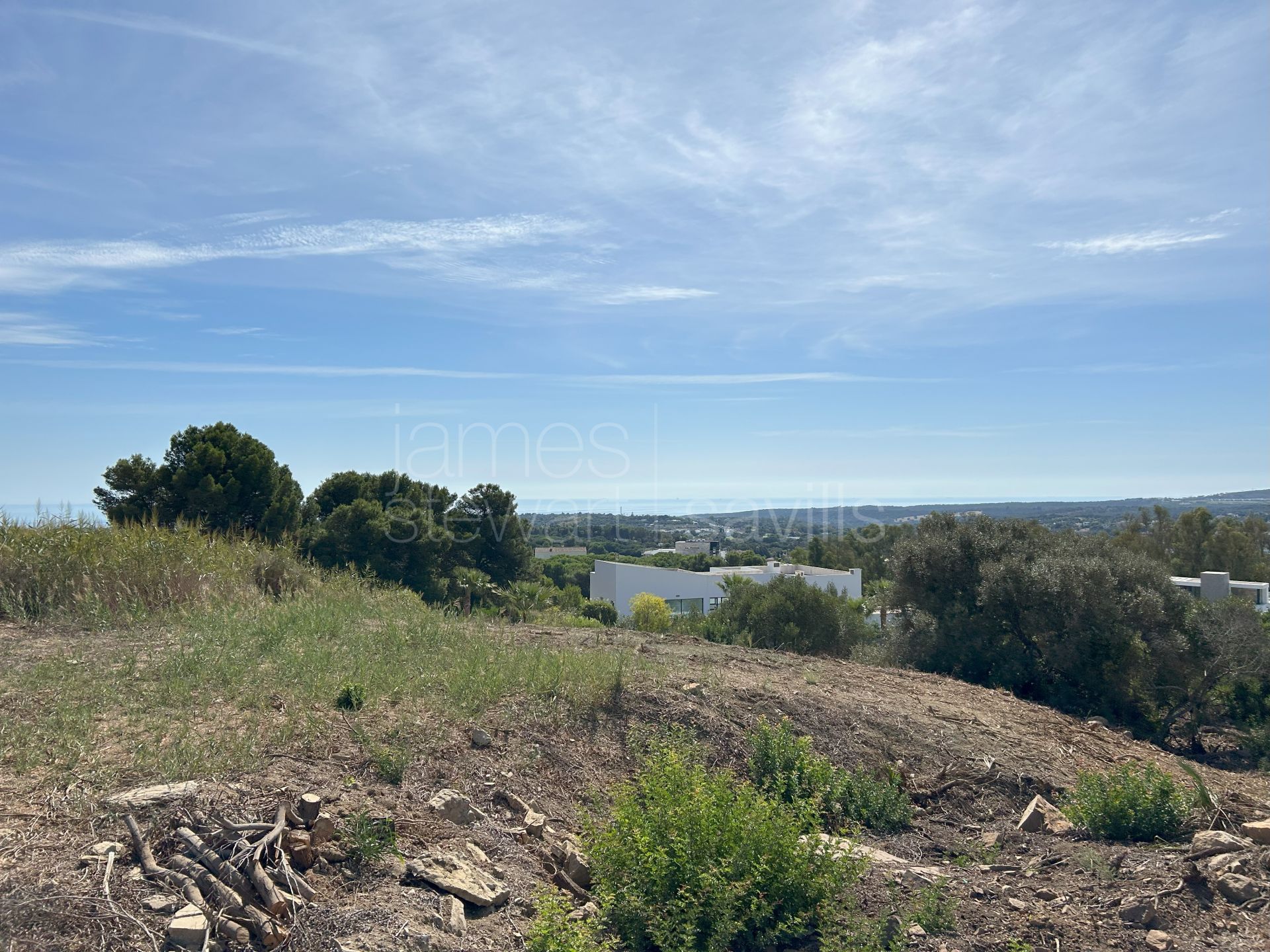 Parcela orientada al sur en venta en La Reserva de Sotogrande con vistas al mar y al golf