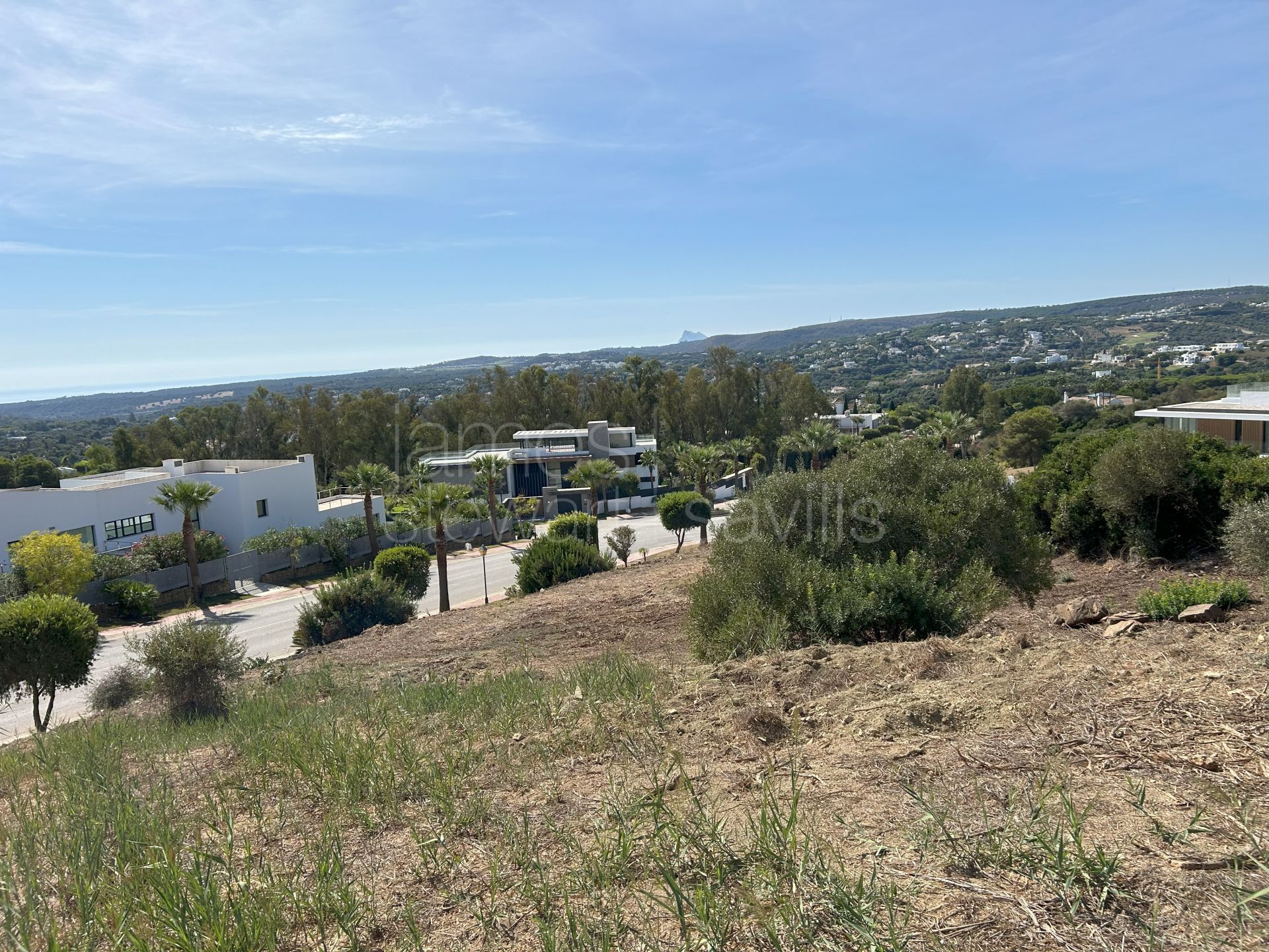 Parcela orientada al sur en venta en La Reserva de Sotogrande con vistas al mar y al golf