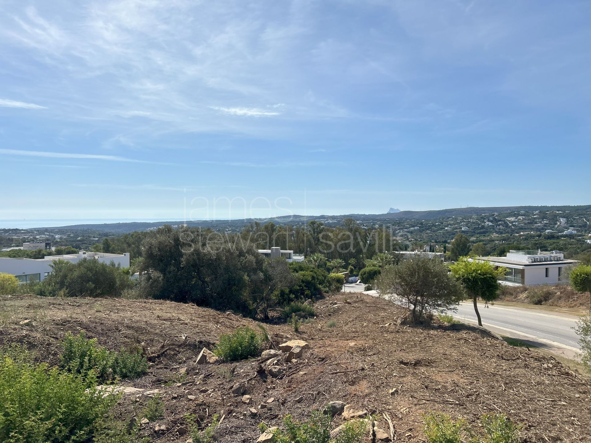 Parcela orientada al sur en venta en La Reserva de Sotogrande con vistas al mar y al golf