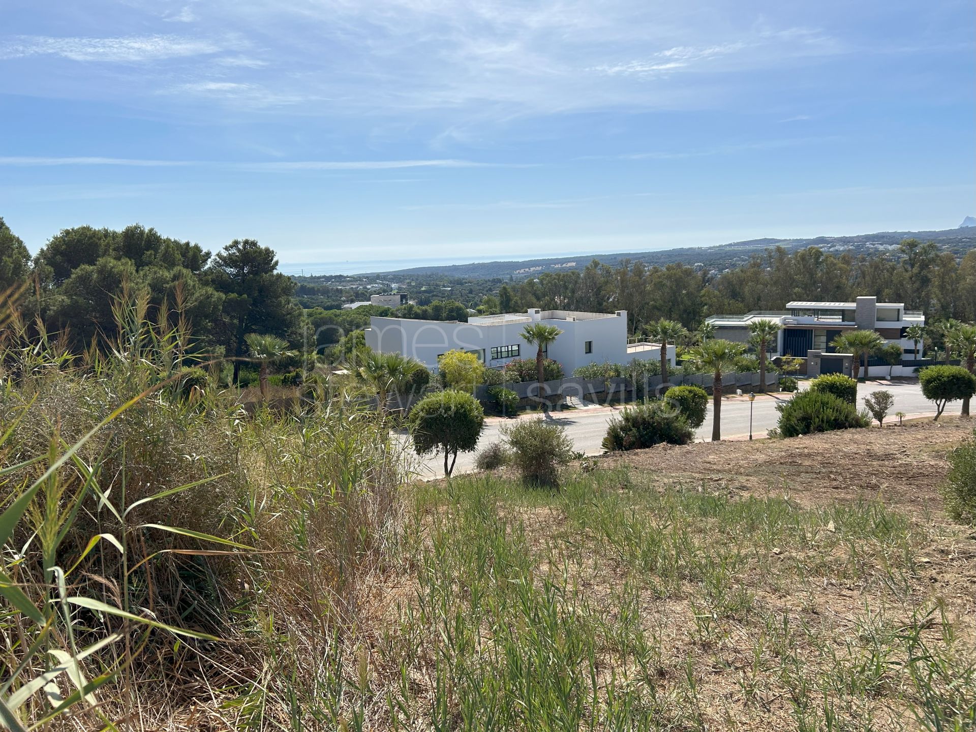 Parcela orientada al sur en venta en La Reserva de Sotogrande con vistas al mar y al golf