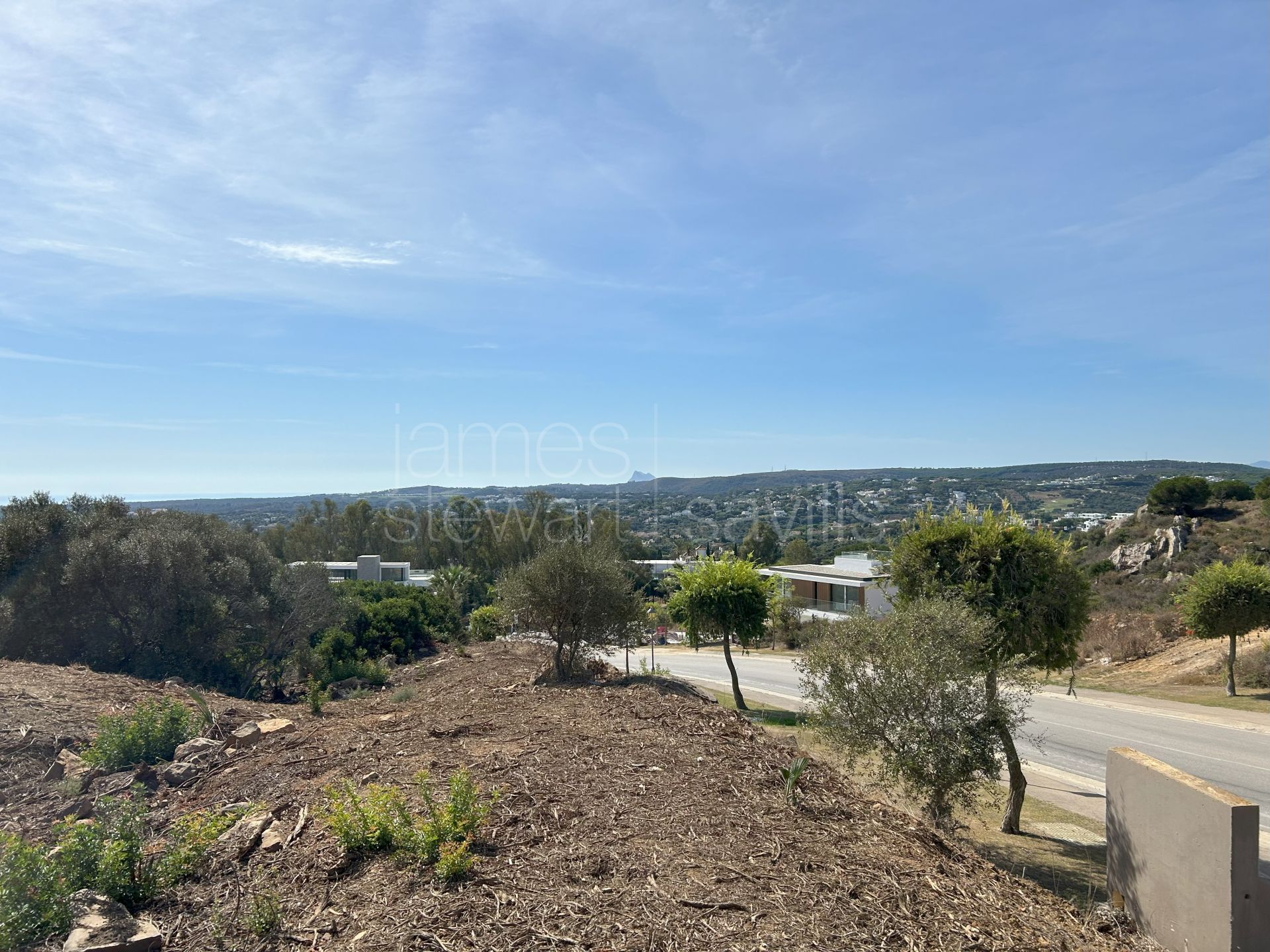 Parcela orientada al sur en venta en La Reserva de Sotogrande con vistas al mar y al golf