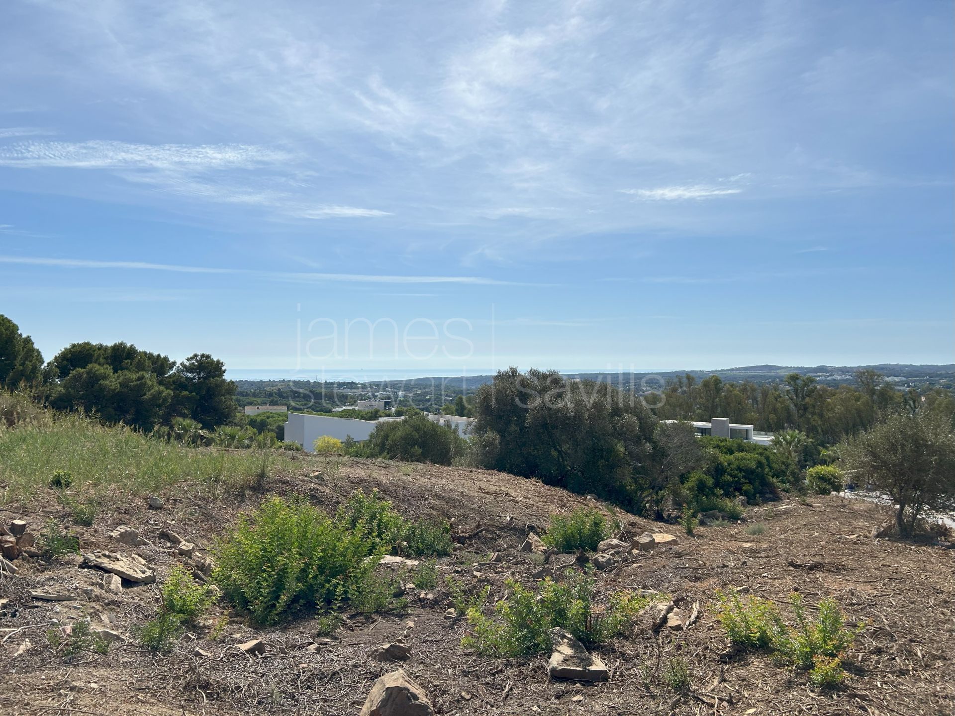 Parcela orientada al sur en venta en La Reserva de Sotogrande con vistas al mar y al golf