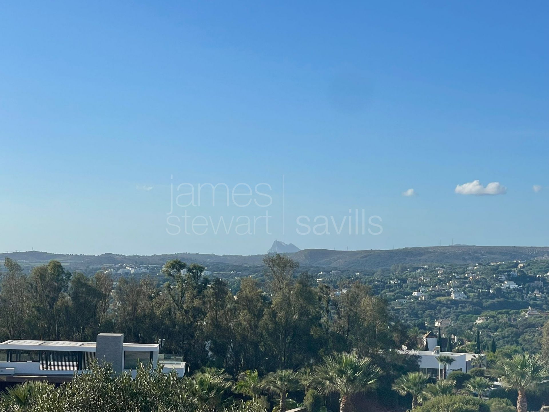 Parcela orientada al sur en venta en La Reserva de Sotogrande con vistas al mar y al golf