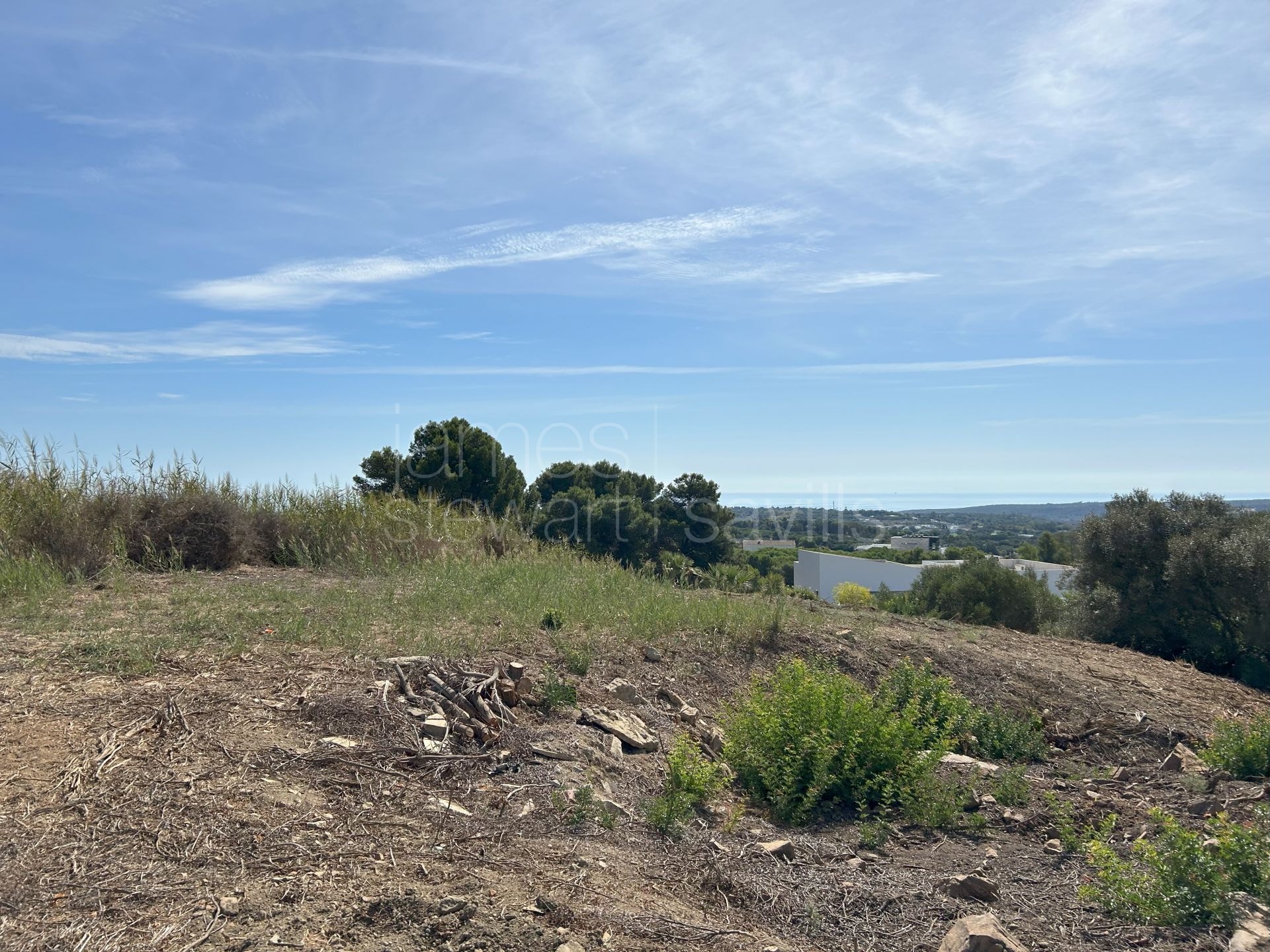 Parcela orientada al sur en venta en La Reserva de Sotogrande con vistas al mar y al golf