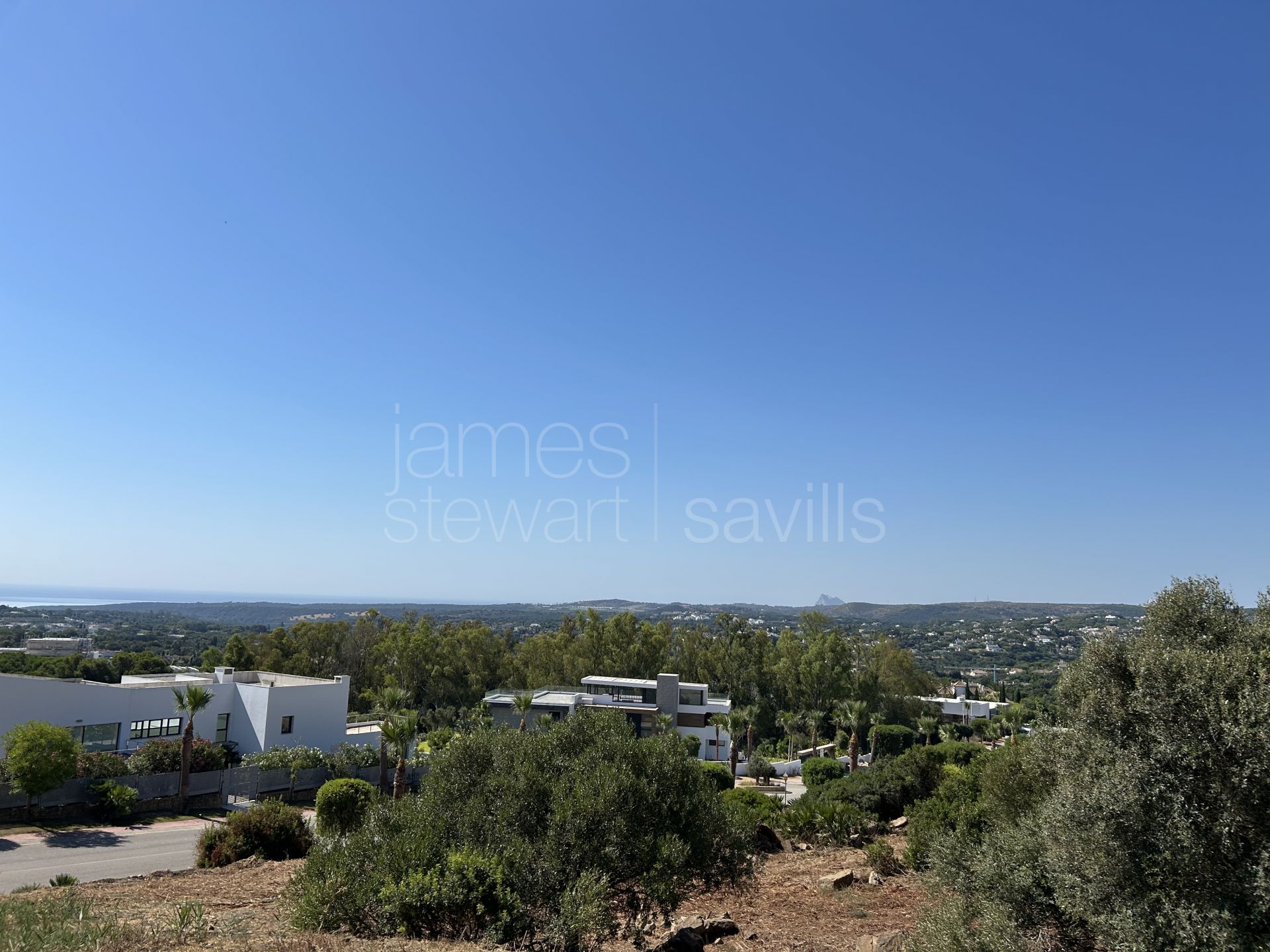 Parcela orientada al sur en venta en La Reserva de Sotogrande con vistas al mar y al golf
