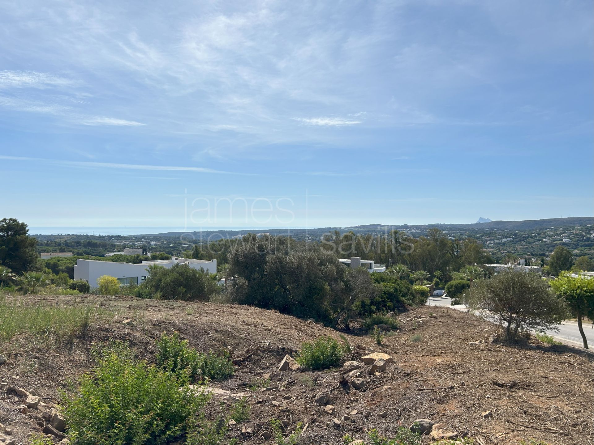 Parcela orientada al sur en venta en La Reserva de Sotogrande con vistas al mar y al golf