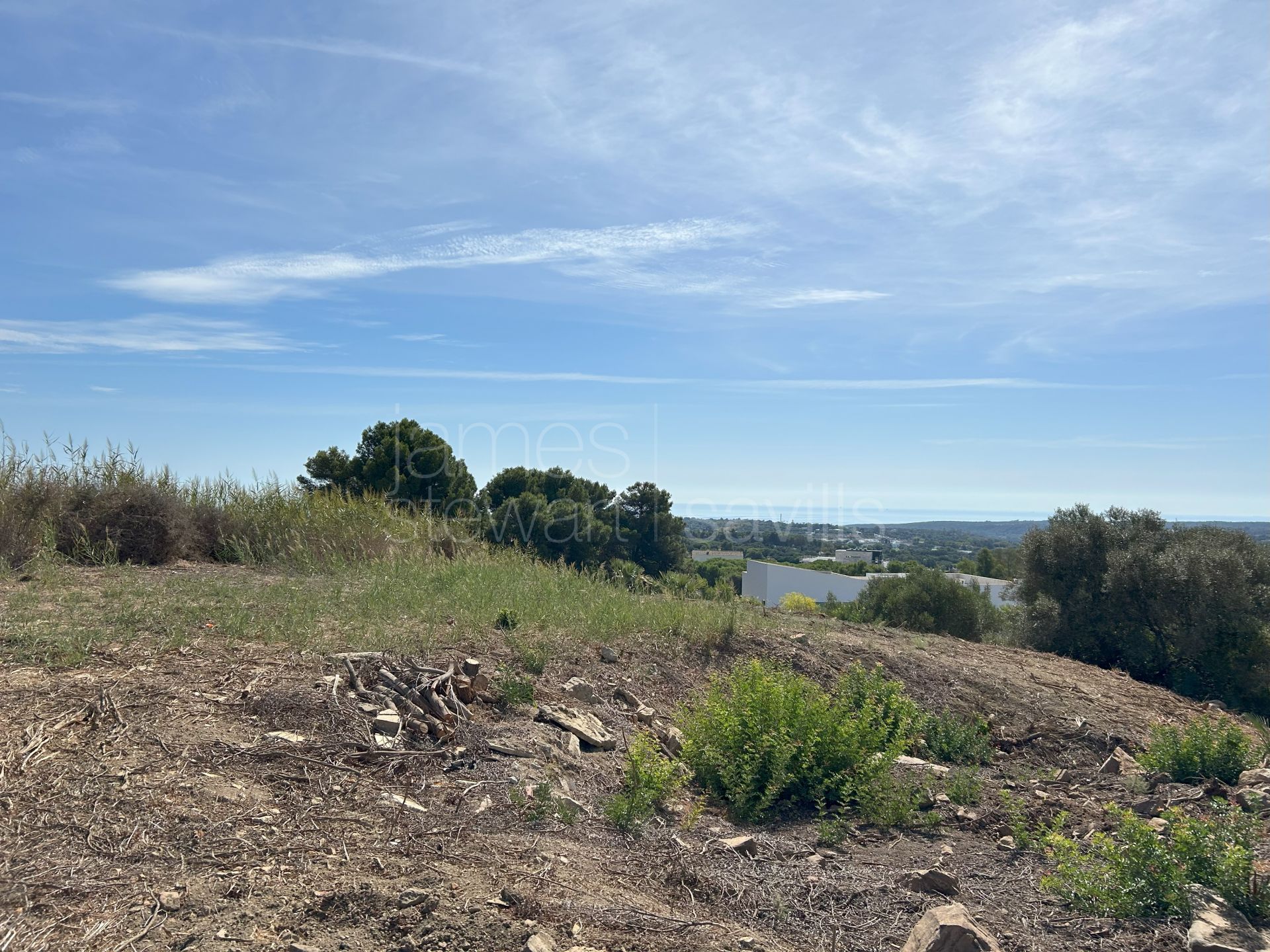 Parcela orientada al sur en venta en La Reserva de Sotogrande con vistas al mar y al golf