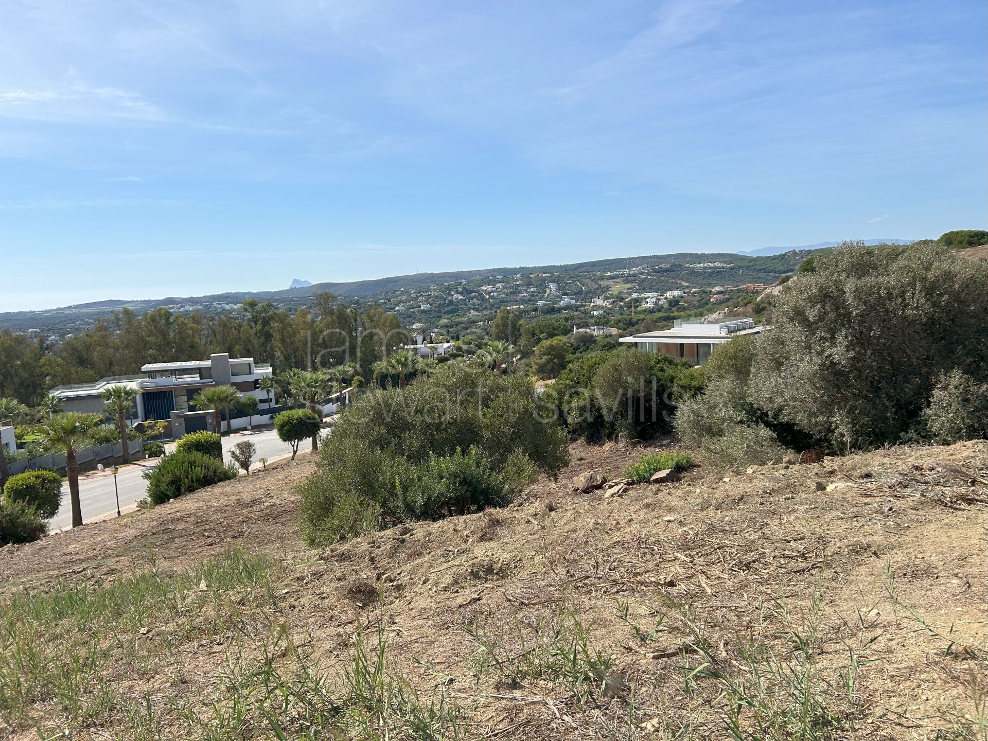 Parcela orientada al sur en venta en La Reserva de Sotogrande con vistas al mar y al golf