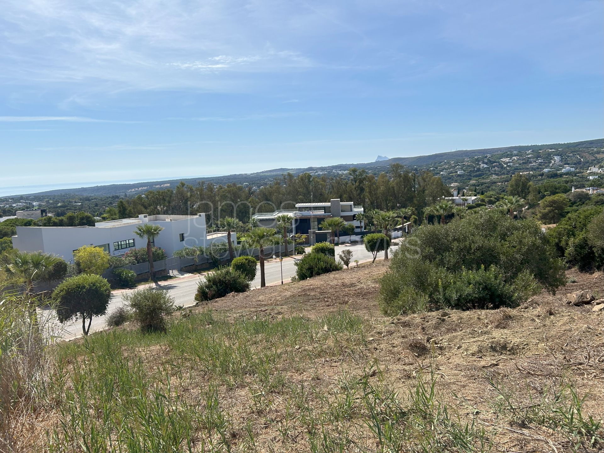 Parcela orientada al sur en venta en La Reserva de Sotogrande con vistas al mar y al golf