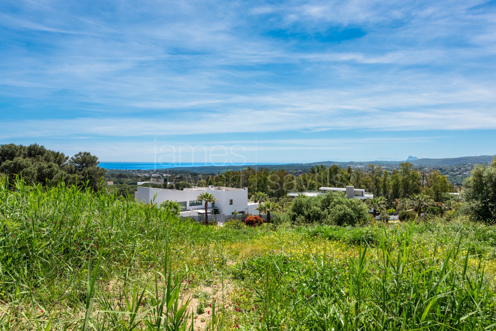 Parcela orientada al sur en venta en La Reserva de Sotogrande con vistas al mar y al golf