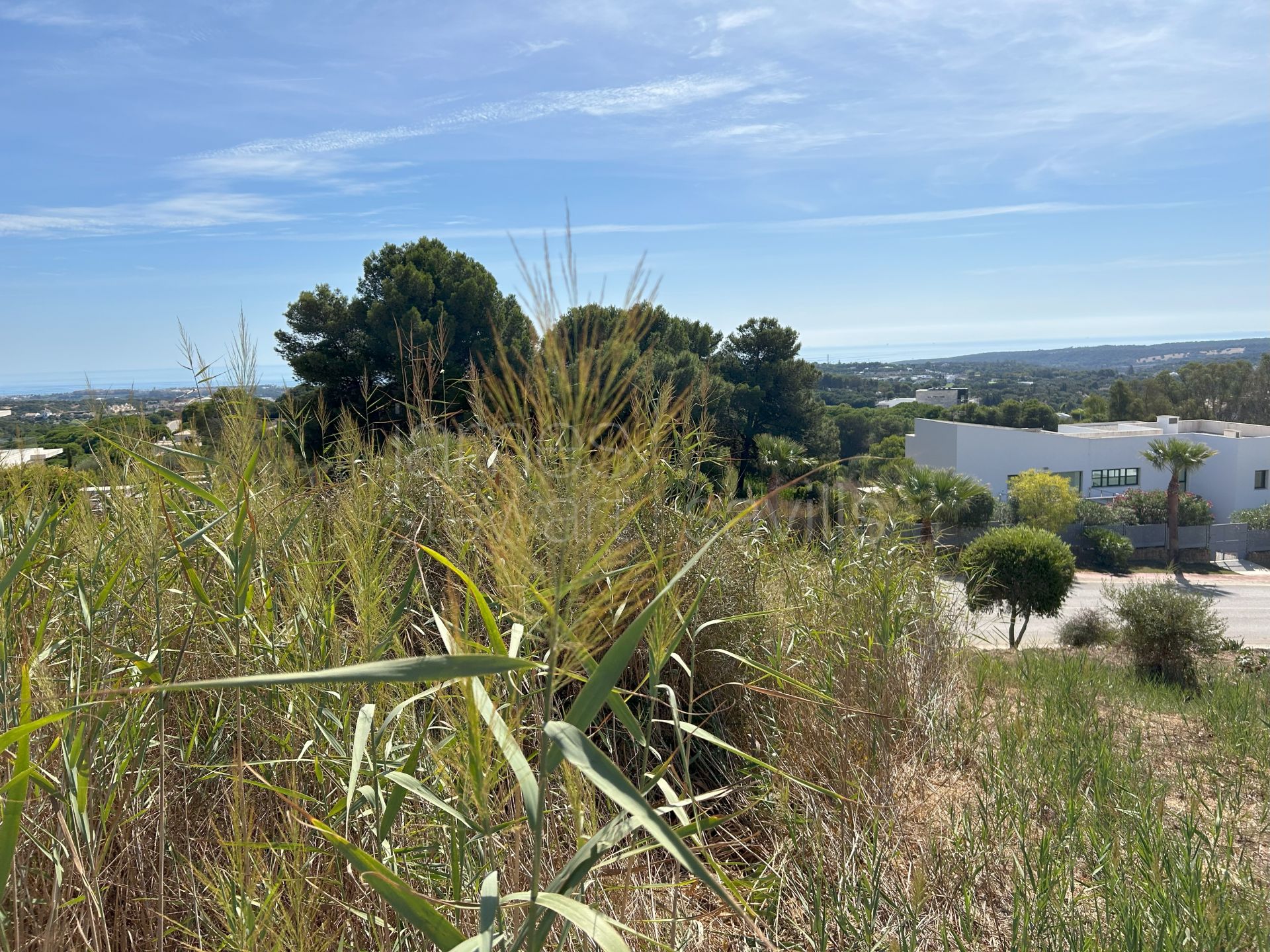 Parcela orientada al sur en venta en La Reserva de Sotogrande con vistas al mar y al golf